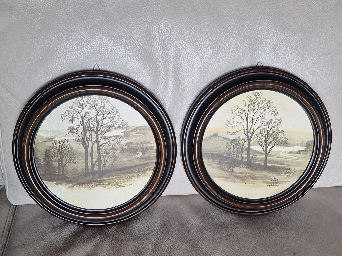dody vegvary - 2 paintings romantic realisme aquarel , signed,  in round wood frame