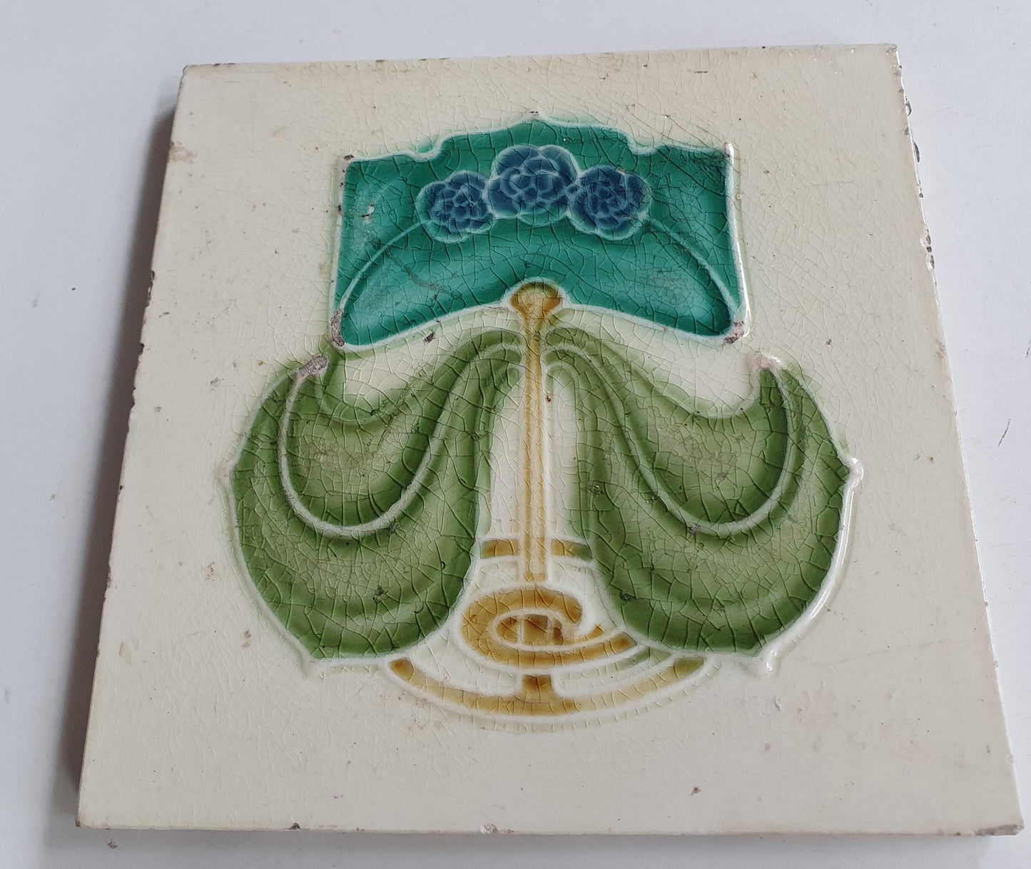Originele antieke art nouveau-tegel gemaakt in Engeland.