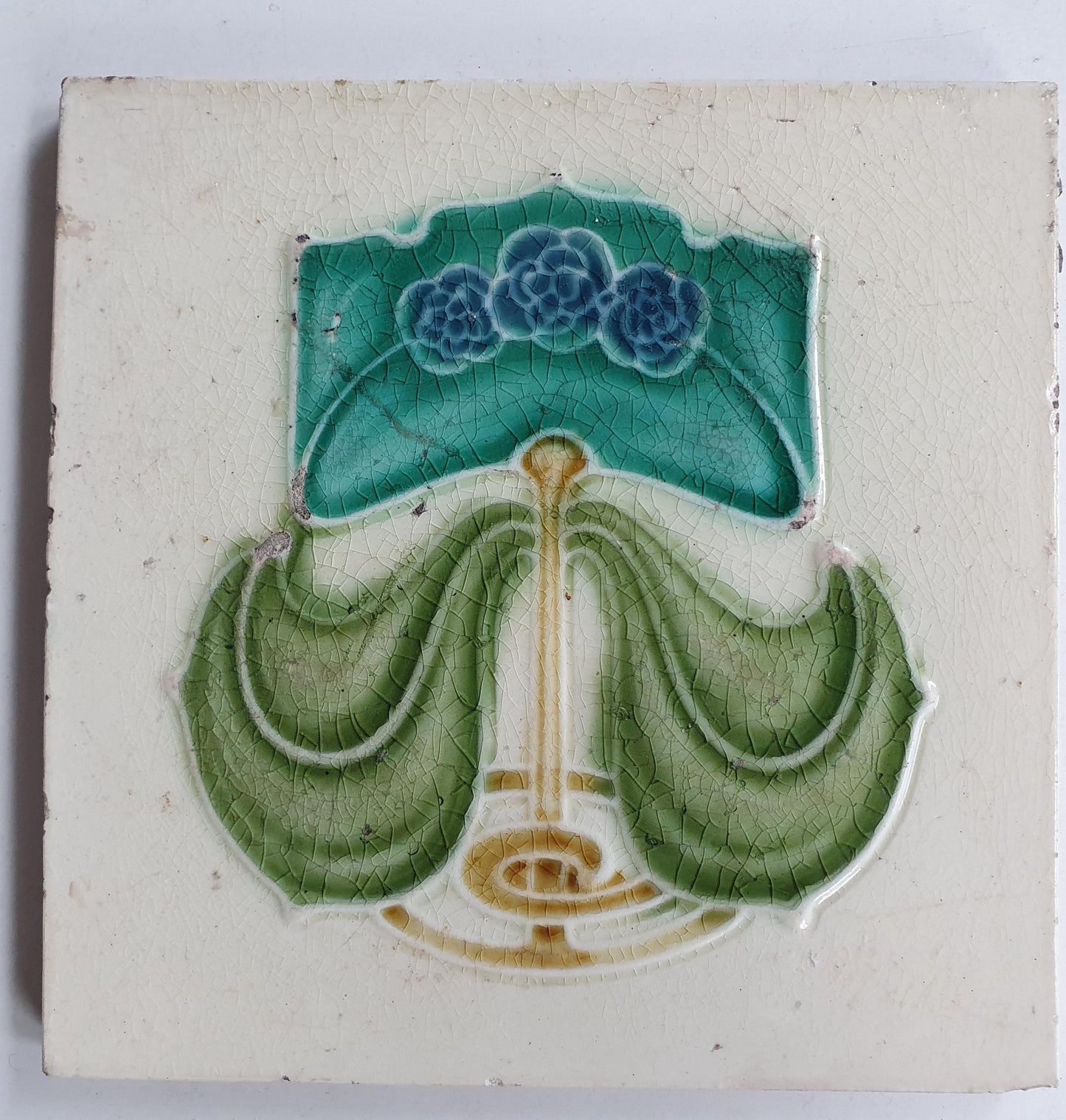 Originele antieke art nouveau-tegel gemaakt in Engeland.