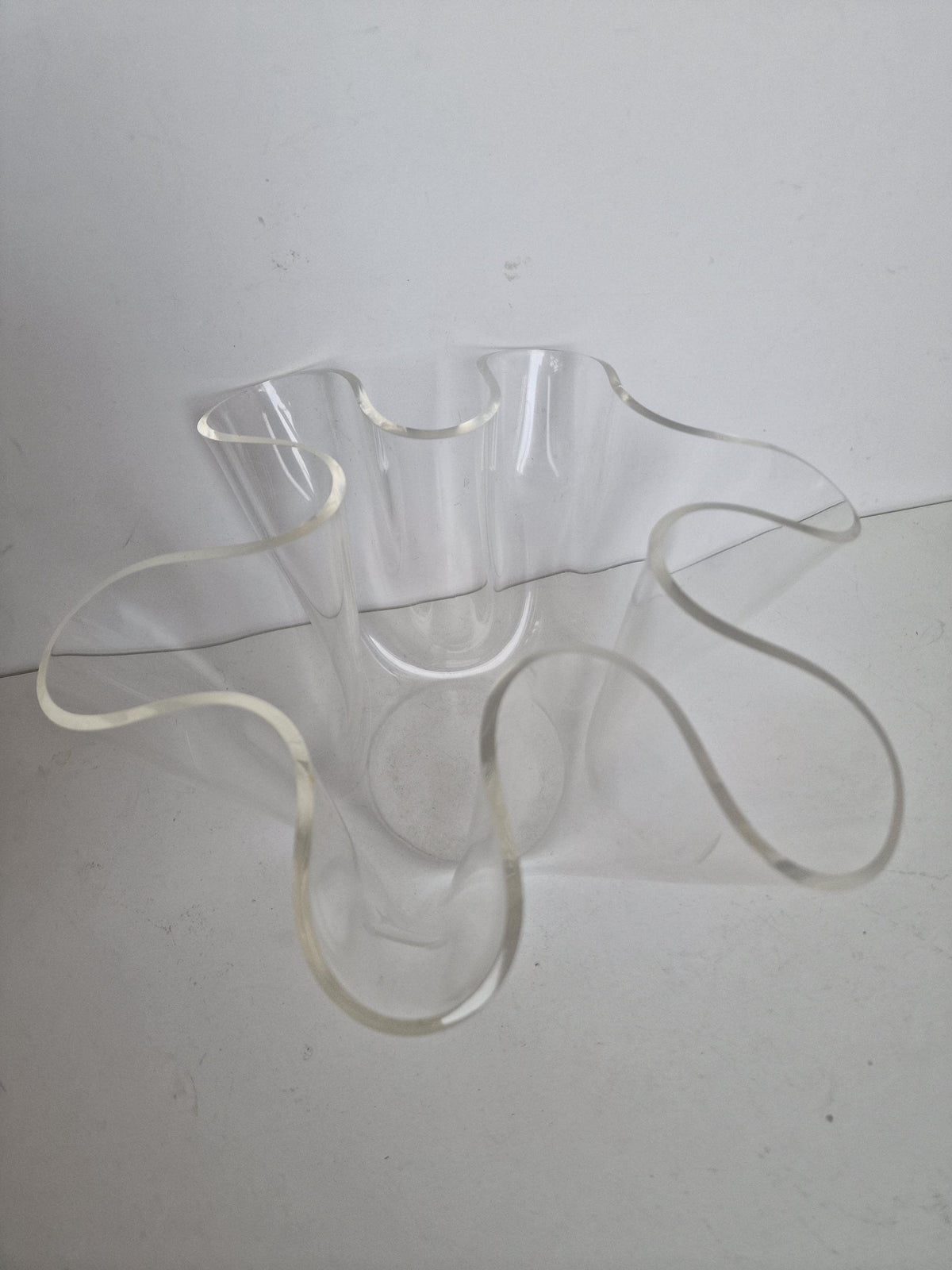 Vintage Luigi Massoni Guzzini Plexiglas Handkerchief Vase, 80s Italian Design