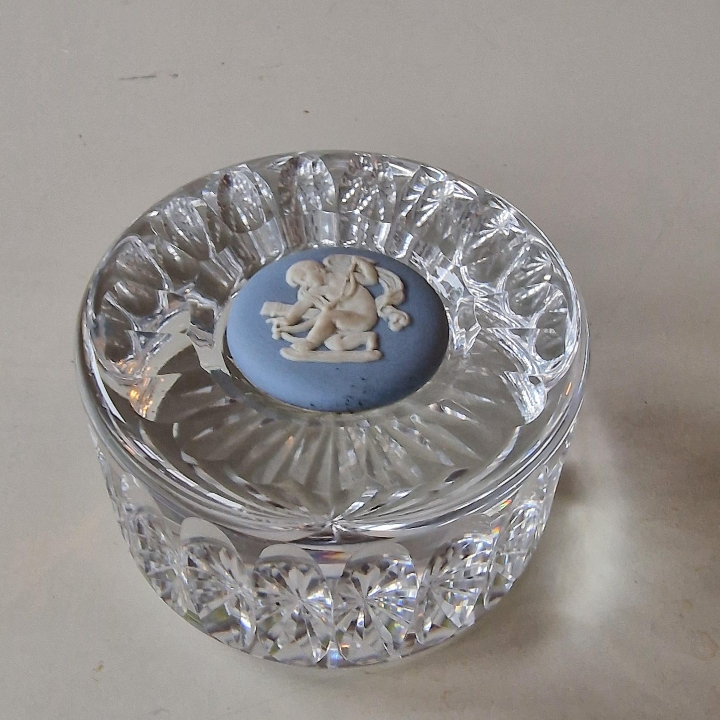 Wedgwood - jasperware presse paper crystal kristal paperweight presse-papier of famous house england cherub, boxed