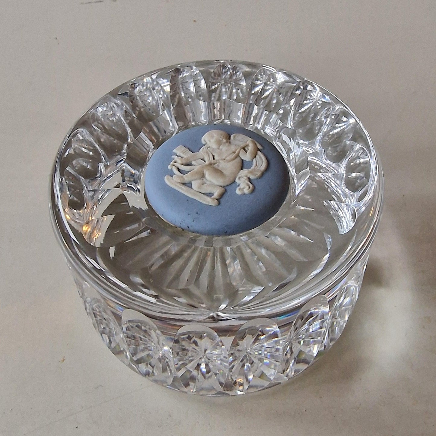 Wedgwood - jasperware presse paper crystal kristal paperweight presse-papier of famous house england cherub, boxed
