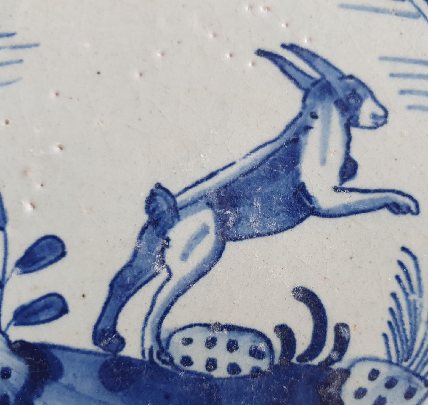 Antique Dutch Tile - Rotterdam Kroontegel, Rotterdamse,  HARE haas , cirkel - Dated around 1625