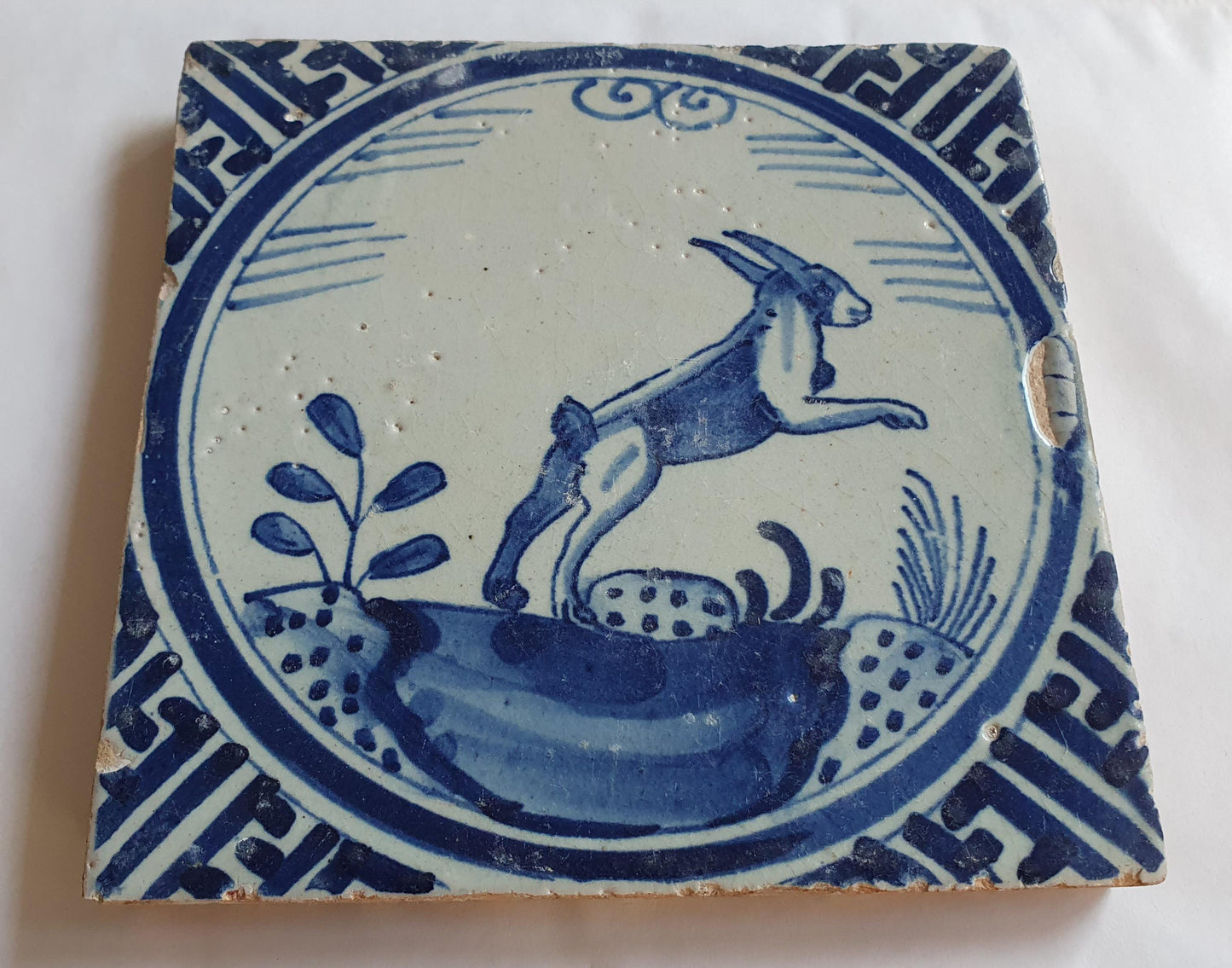 Antique Dutch Tile - Rotterdam Kroontegel, Rotterdamse,  HARE haas , cirkel - Dated around 1625