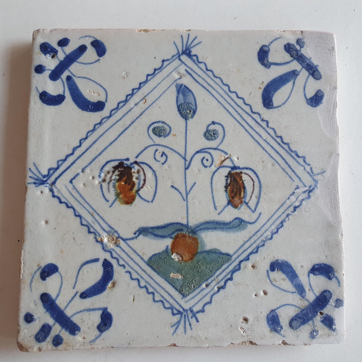 dutch delft  tile  tulip , Nederlands antiek polychroom - tegel met tulp in postzegel square kwadraattegel