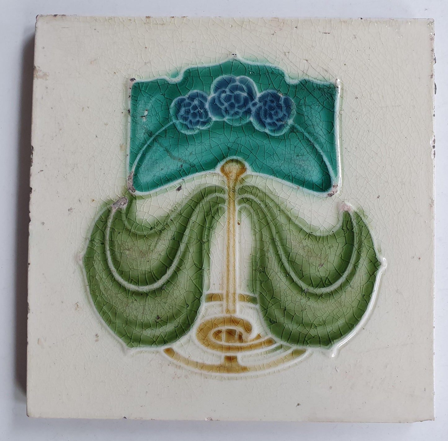 Originele antieke art nouveau-tegel gemaakt in Engeland.