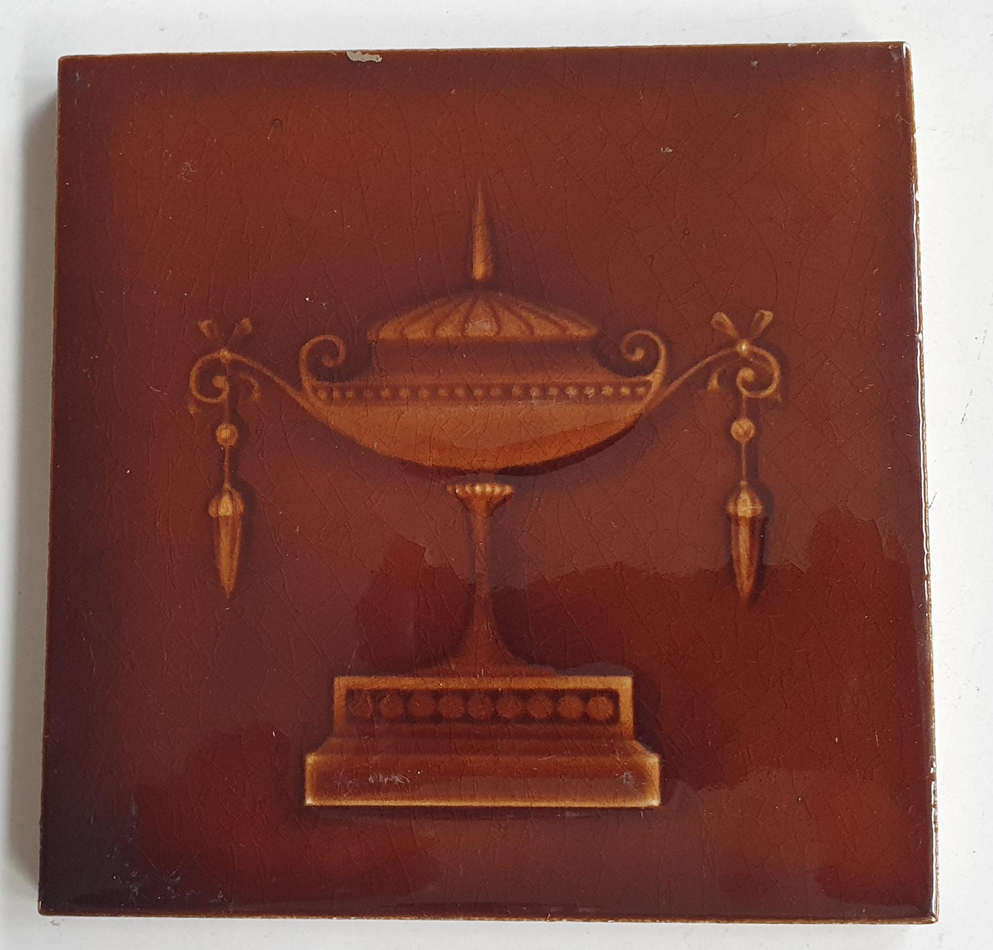 Originele antieke art nouveau-tegel gemaakt in Engeland.