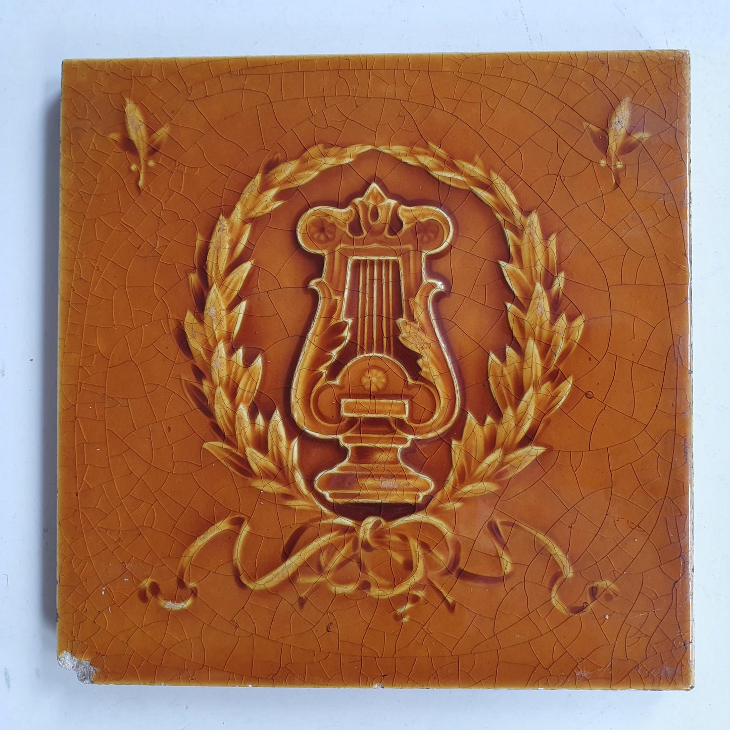 Originele antieke art nouveau-tegel gemaakt in Engeland.