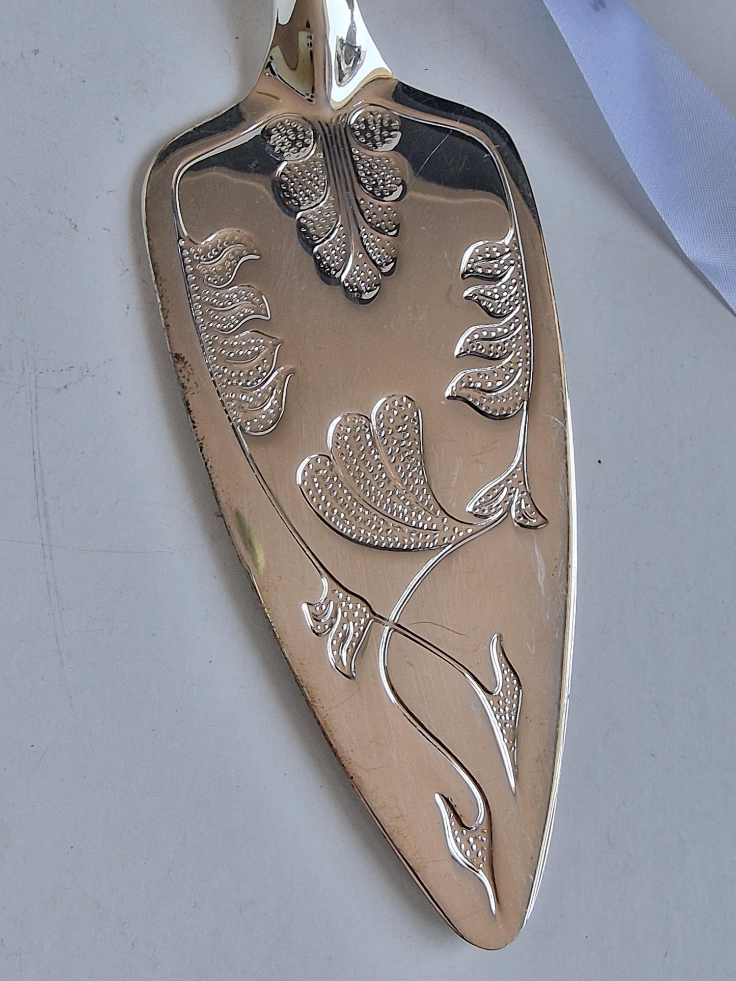 Romantic cake wedding bridal Rijkbewerkte zilverplate taartschep met gravering vintage silver england midcentury art nouveau