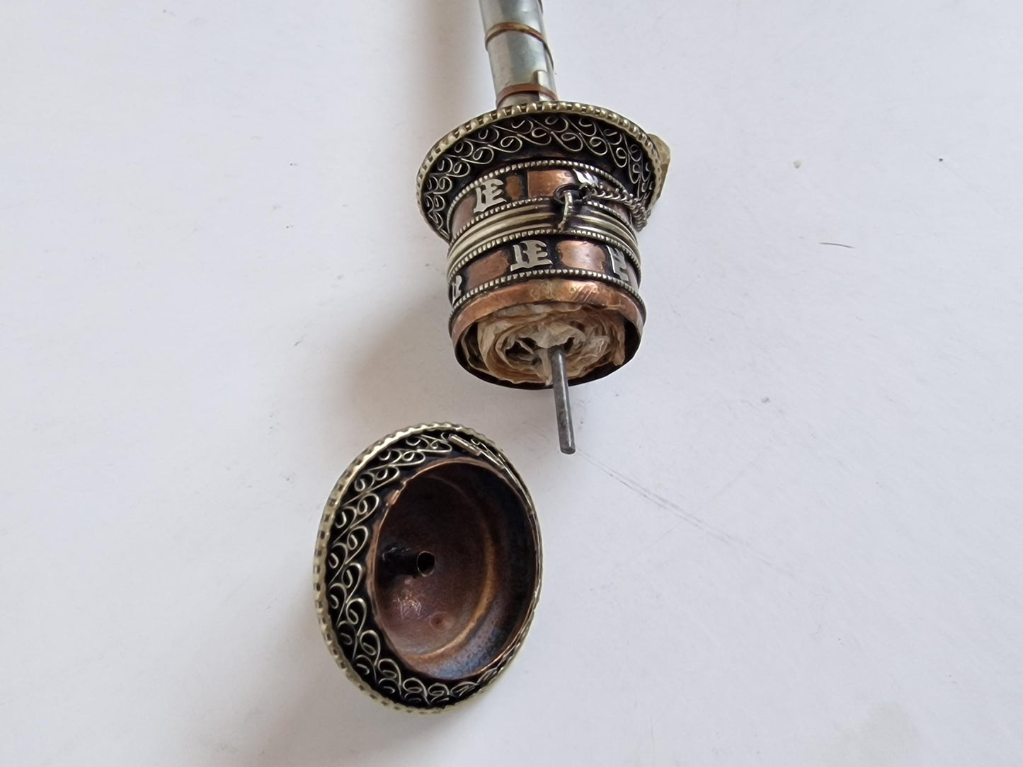 prayerwheel met siersteentjes, verzilverd- Tibet vintage boeddhisme gebedsmolen met papieren inhoud gebedsrol