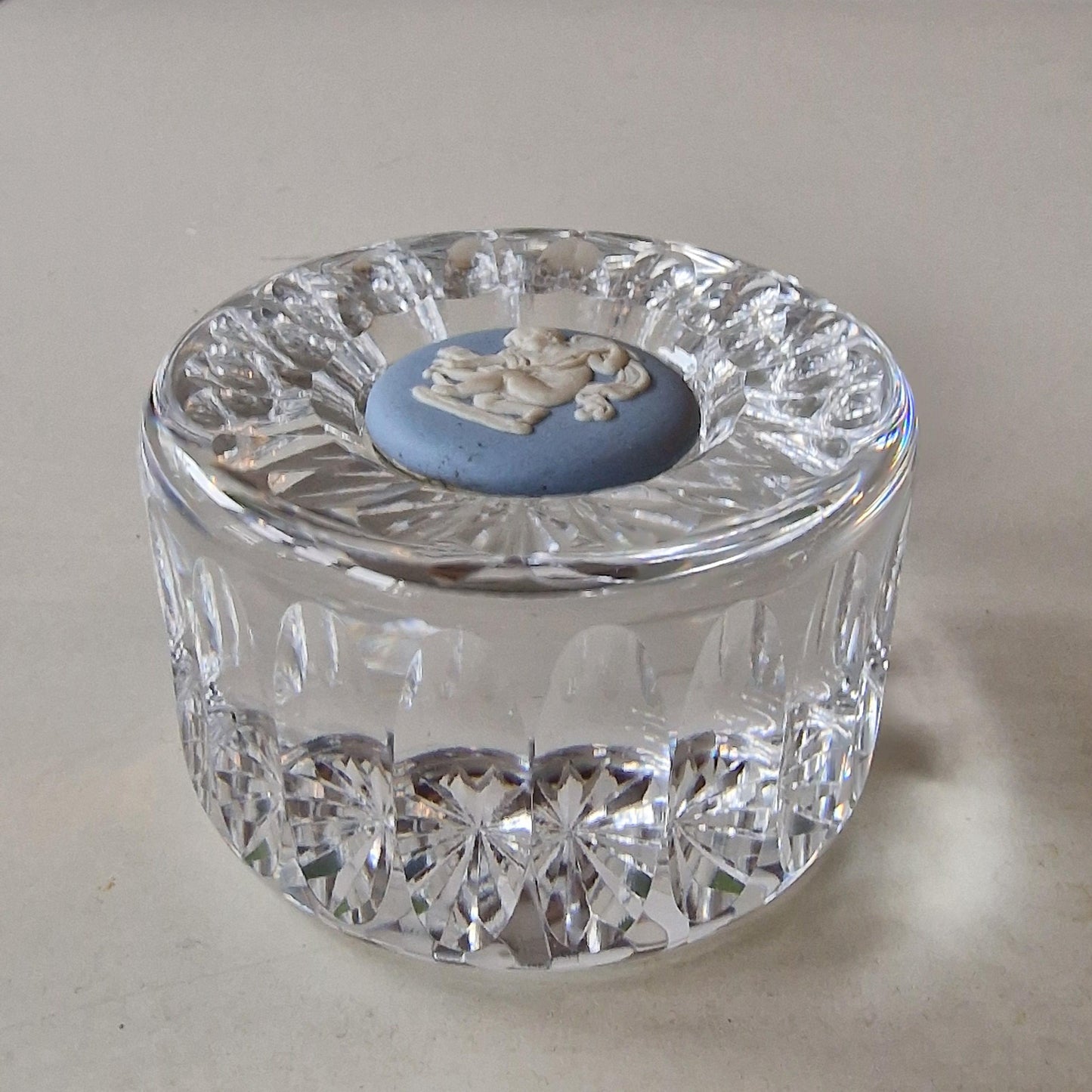 Wedgwood - jasperware presse paper crystal kristal paperweight presse-papier of famous house england cherub, boxed