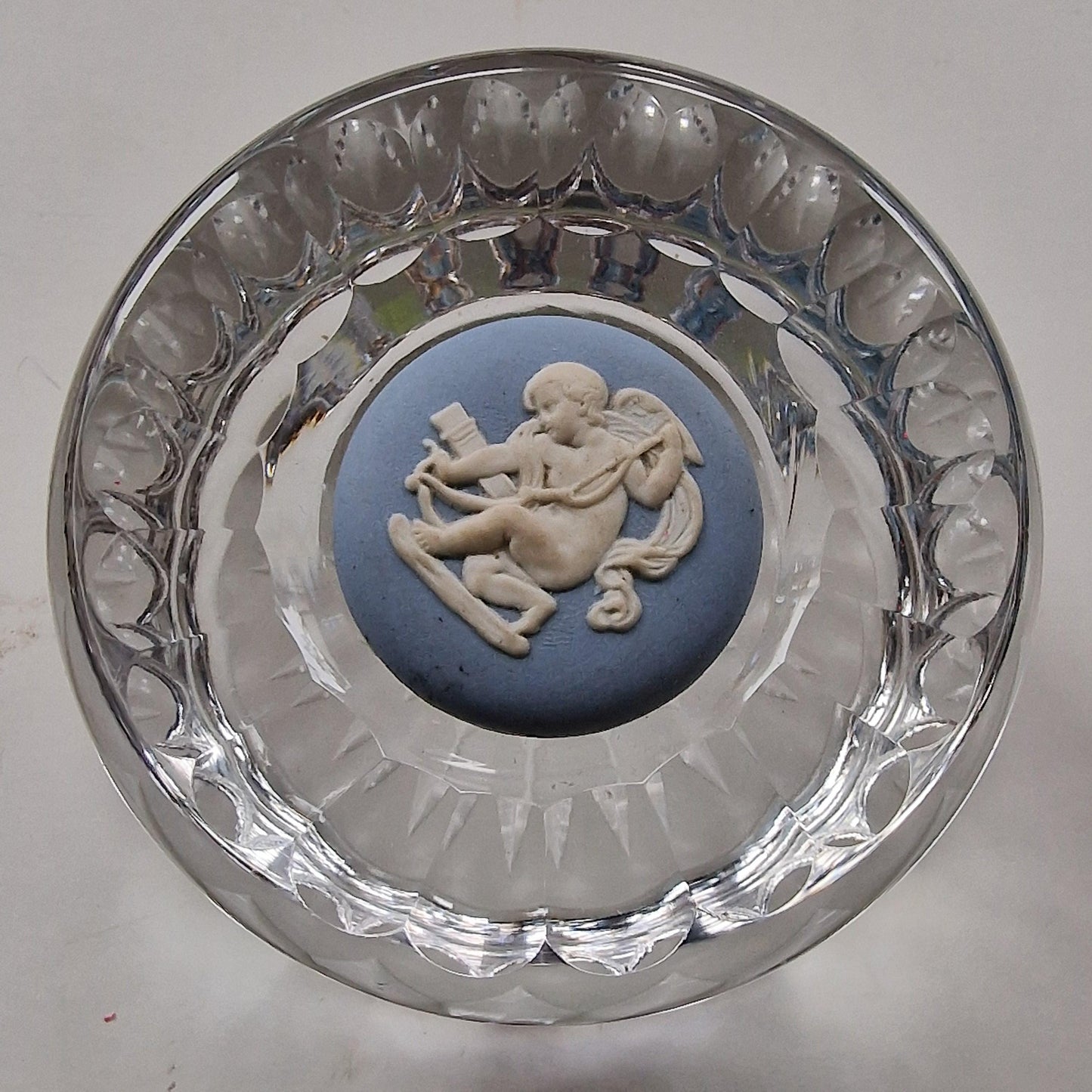 Wedgwood - jasperware presse paper crystal kristal paperweight presse-papier of famous house england cherub, boxed