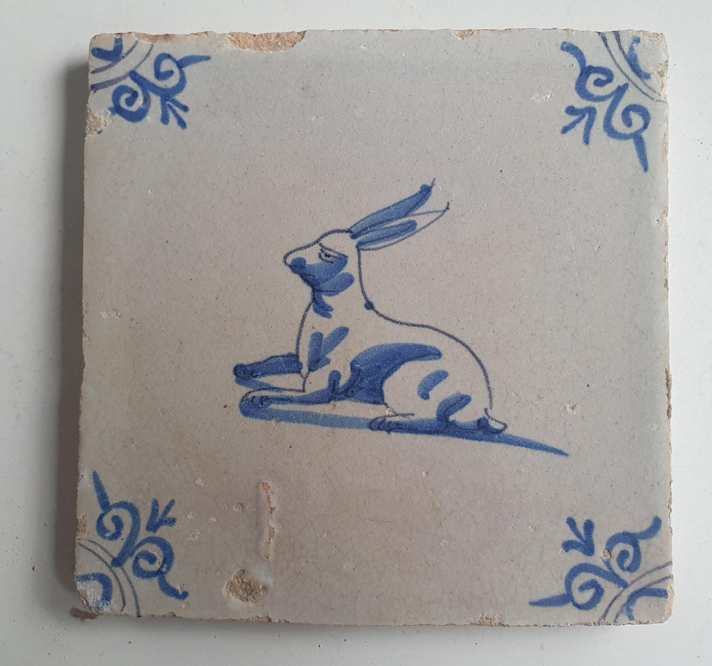 Antique Dutch Tile - Rabbit with a oxhead corner motif - Dated 1620-1640 tegel haas