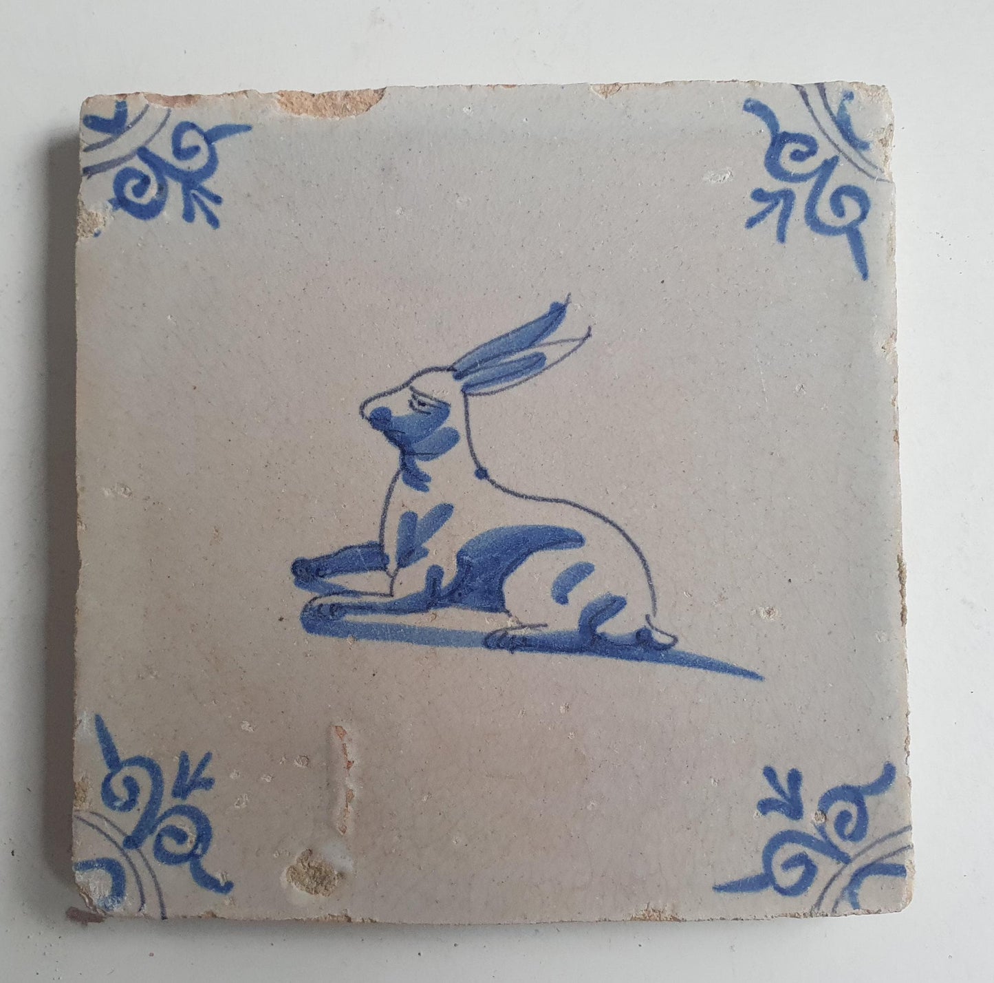 Antique Dutch Tile - Rabbit with a oxhead corner motif - Dated 1620-1640 tegel haas