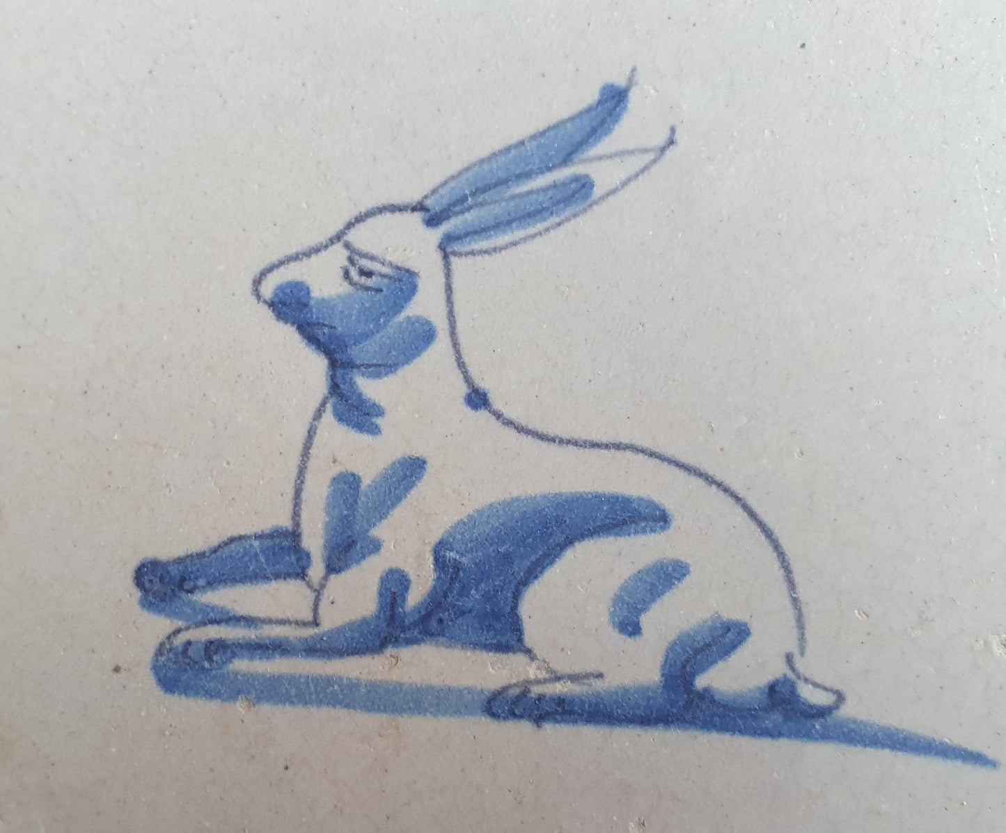 Antique Dutch Tile - Rabbit with a oxhead corner motif - Dated 1620-1640 tegel haas