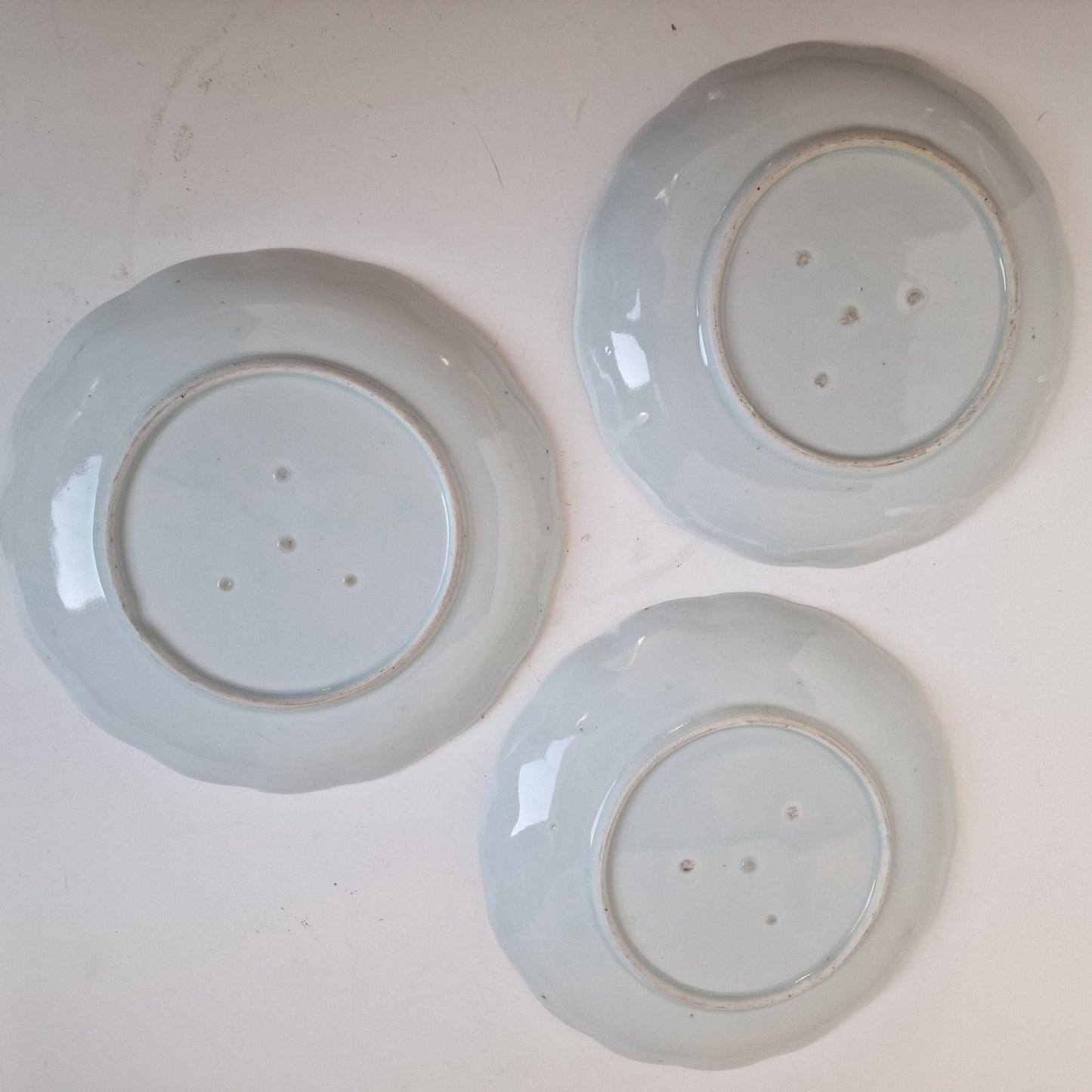 Set of 3 Antique 18th Century Arita Porcelain Plates – Blue and White Japanese Imari – Chrysanthemum & Cracked Ice Pattern
