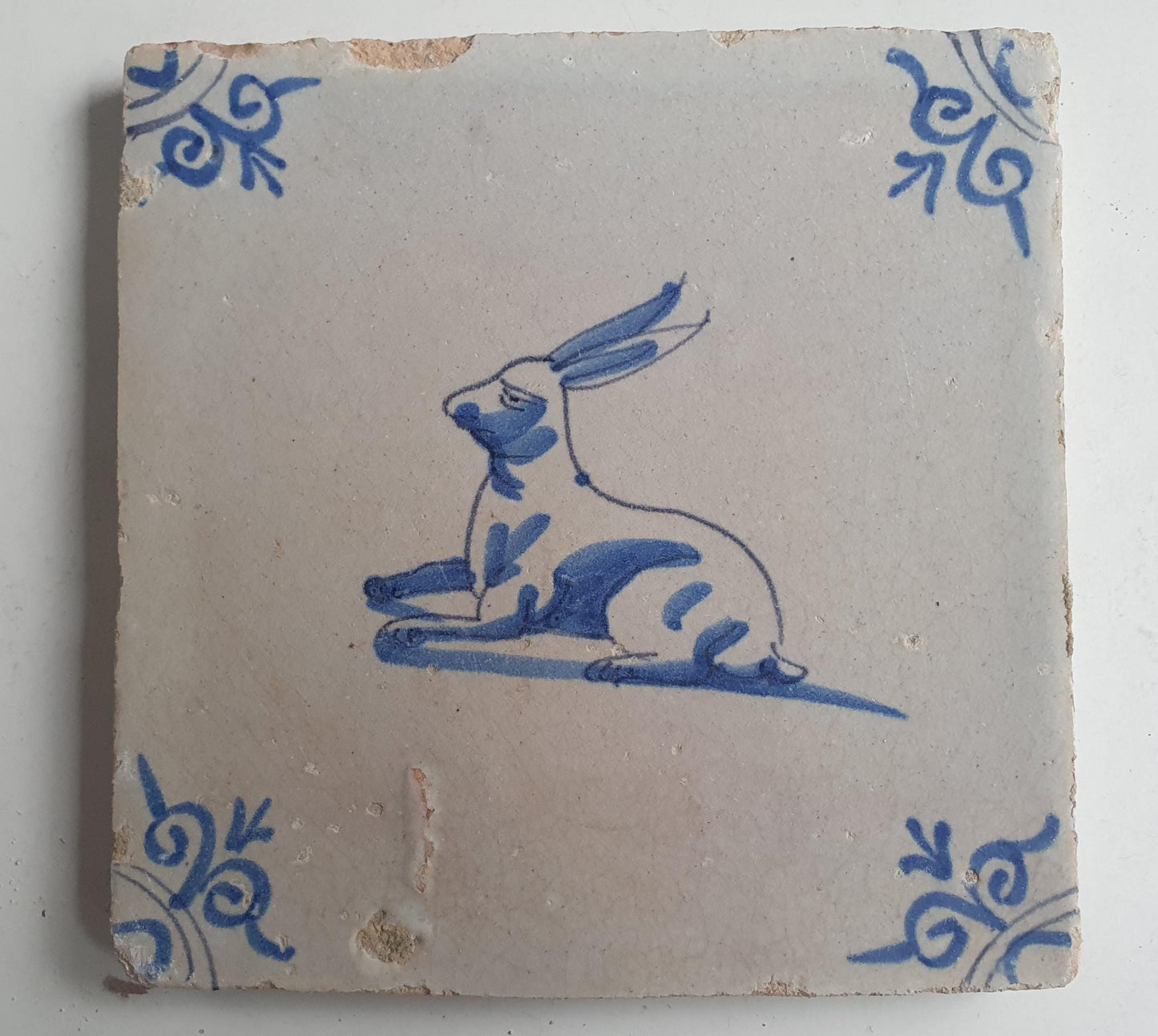 Antique Dutch Tile - Rabbit with a oxhead corner motif - Dated 1620-1640 tegel haas