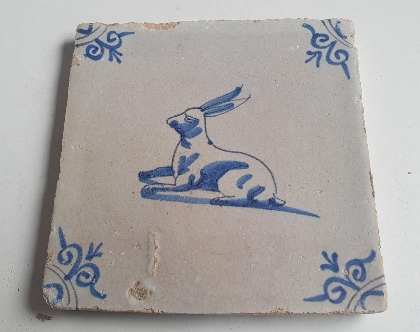 Antique Dutch Tile - Rabbit with a oxhead corner motif - Dated 1620-1640 tegel haas