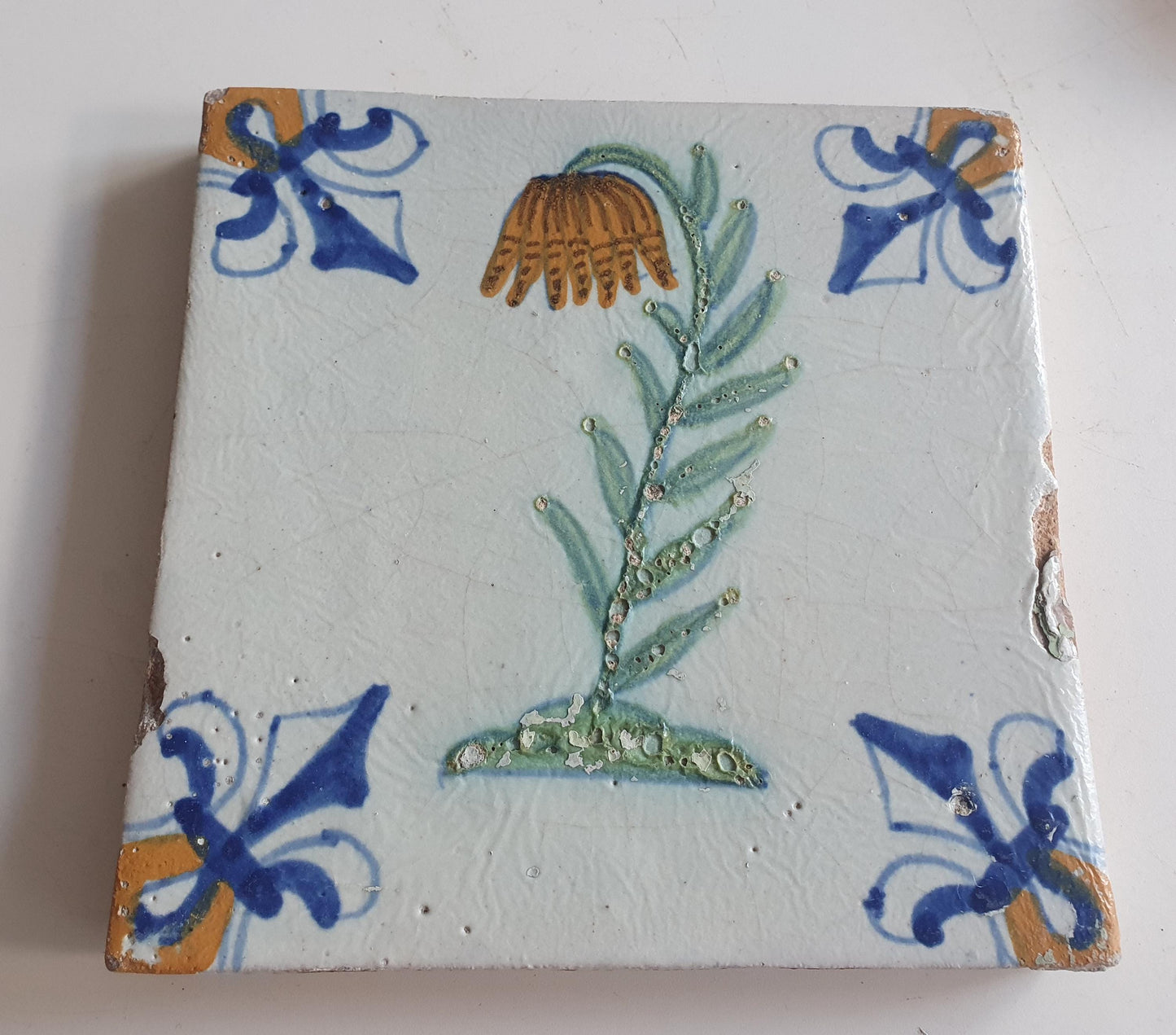 dutch flower  Gouda rare delft polychrome tile, 1620