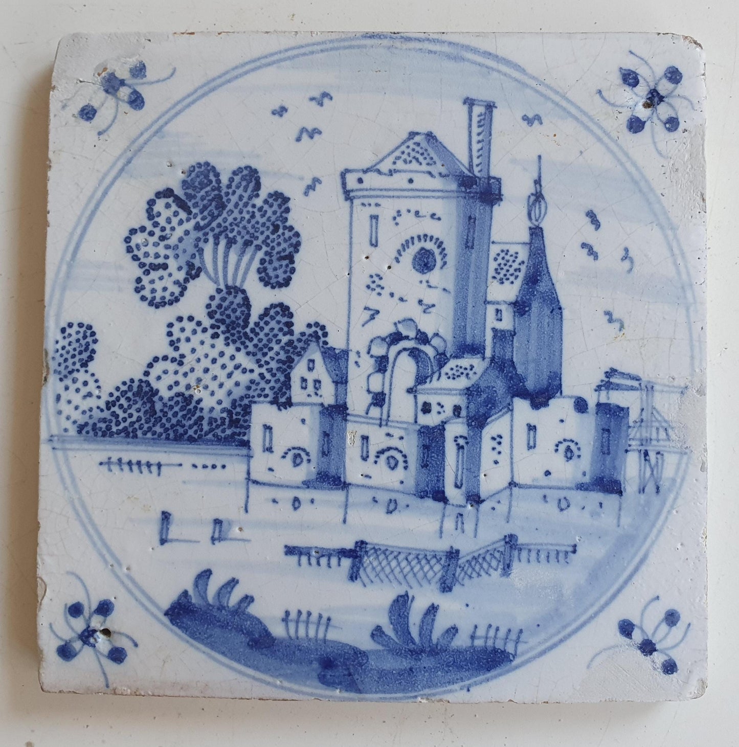 This Delft tile was made around 1670 in the Dutch city of Harlingen.