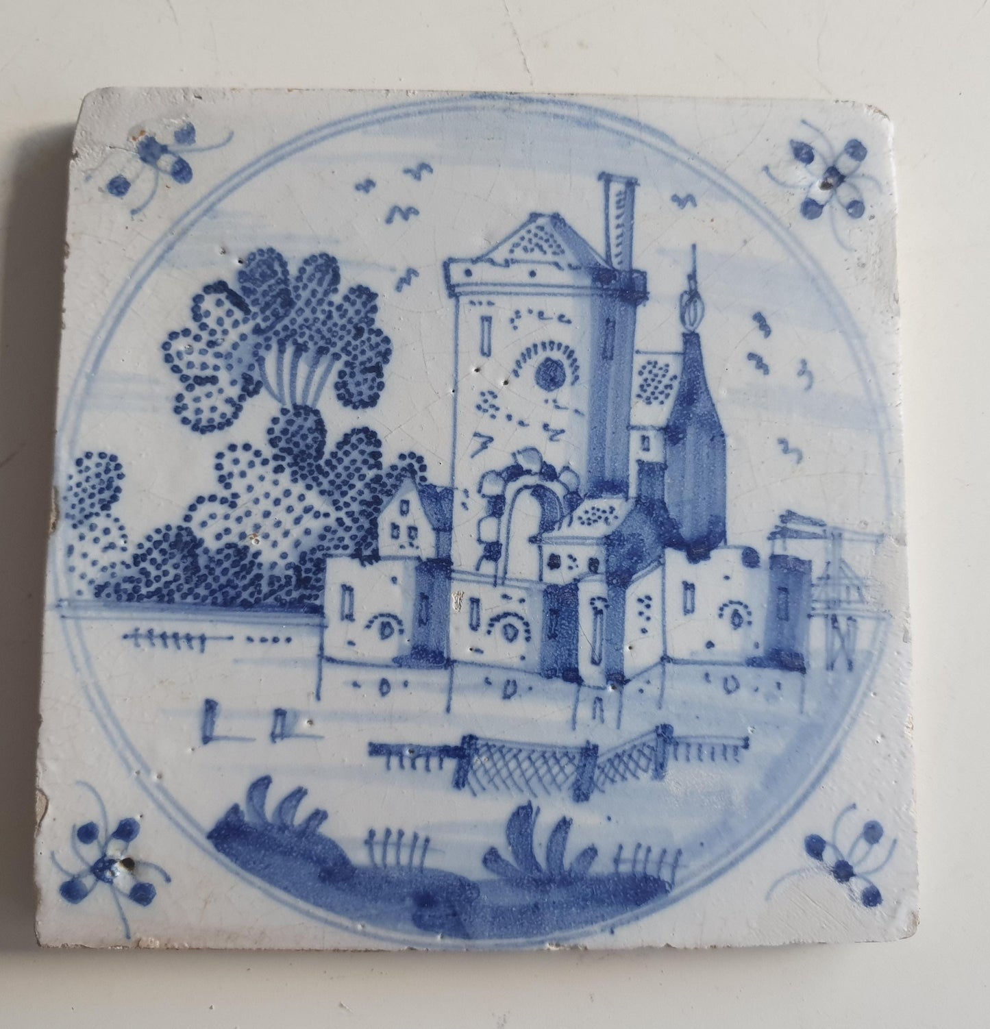 This Delft tile was made around 1670 in the Dutch city of Harlingen.
