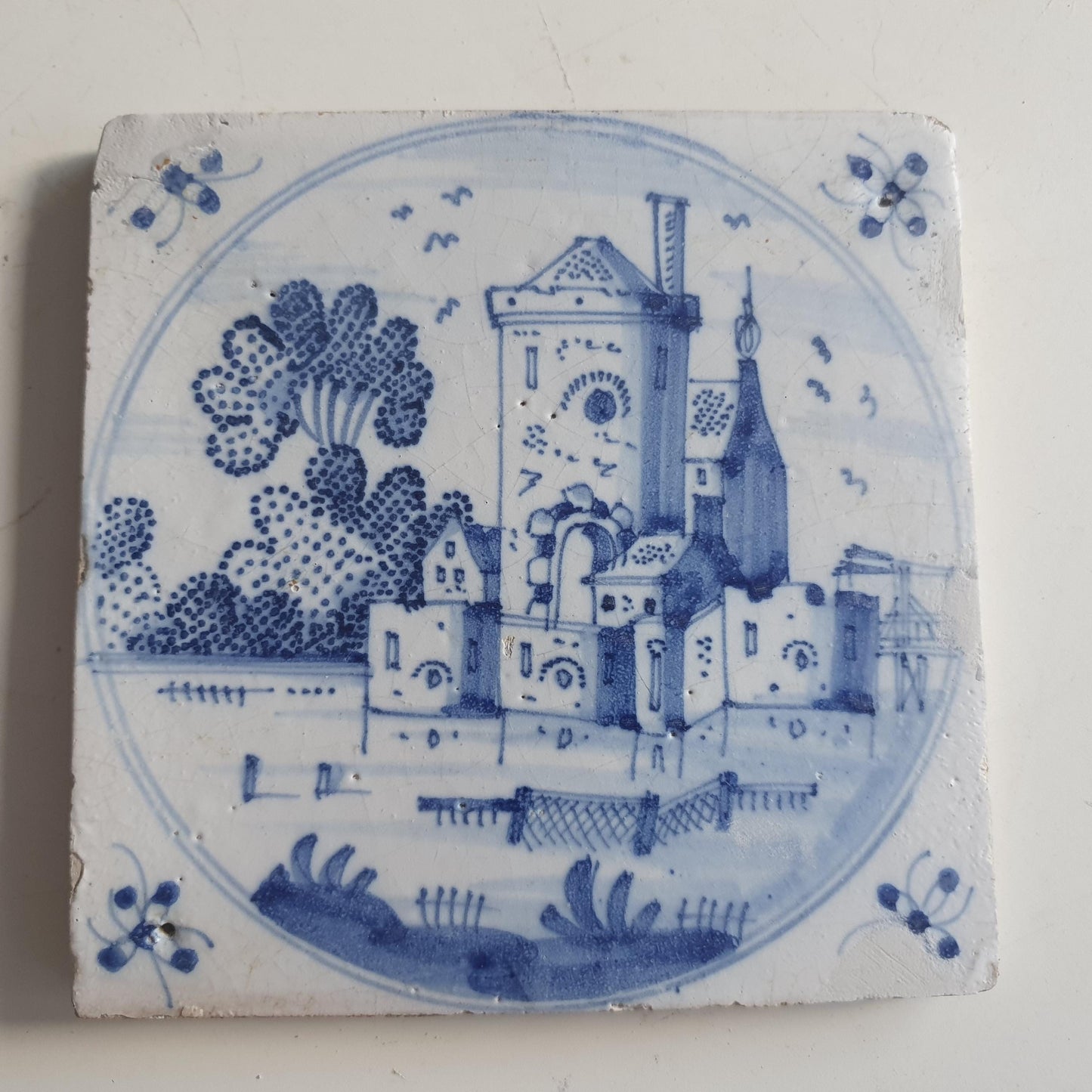 This Delft tile was made around 1670 in the Dutch city of Harlingen.