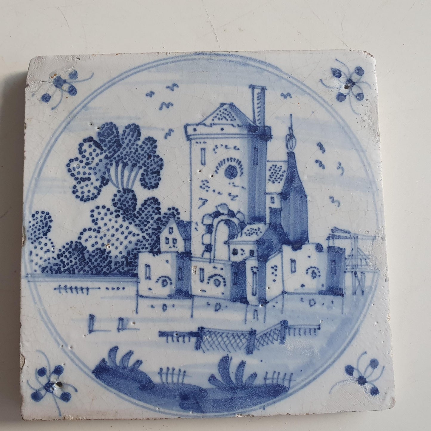 This Delft tile was made around 1670 in the Dutch city of Harlingen.