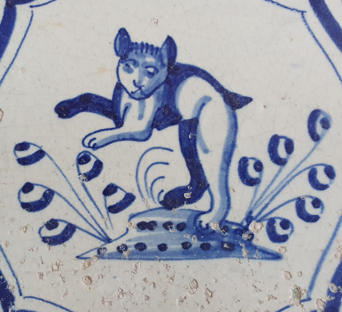 Antique Dutch Tile – Bear Motif, Winged-Leaf Border (1620-1640)