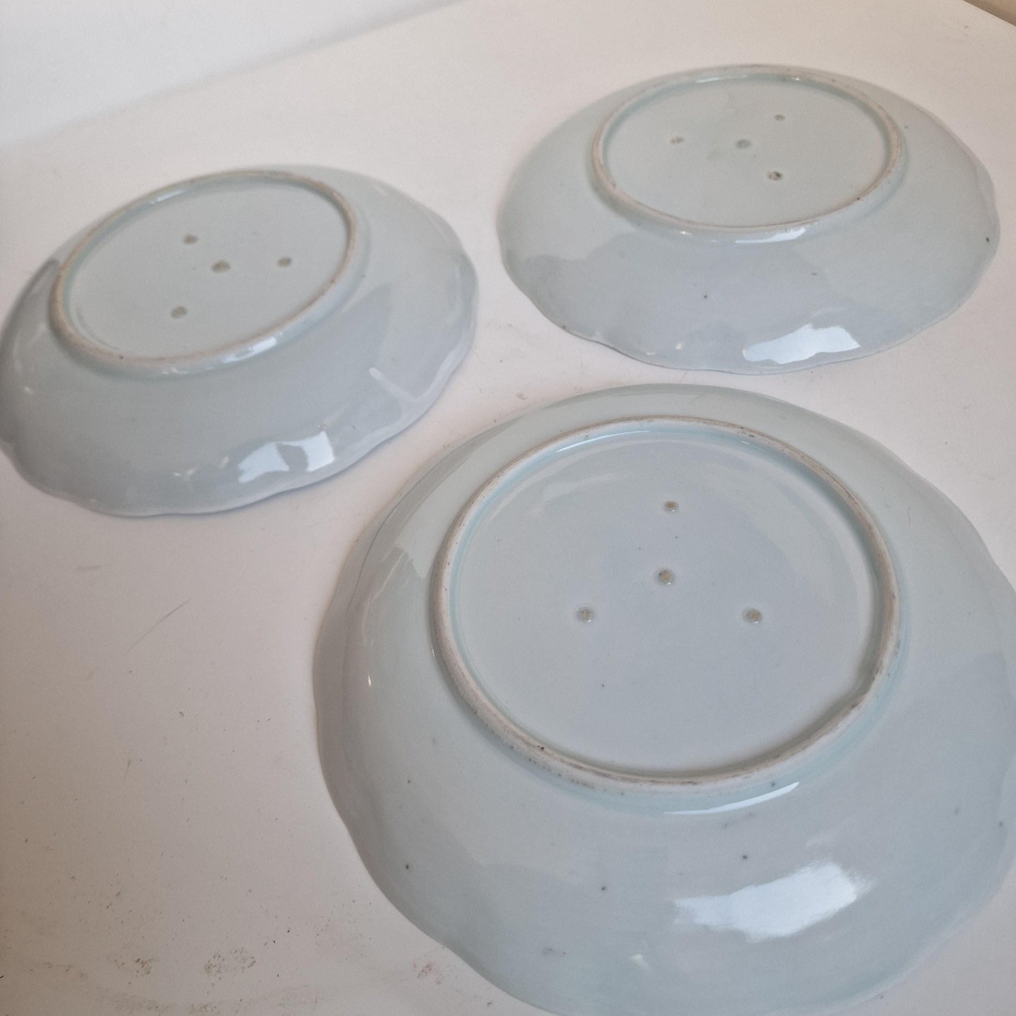Set of 3 Antique 18th Century Arita Porcelain Plates – Blue and White Japanese Imari – Chrysanthemum & Cracked Ice Pattern