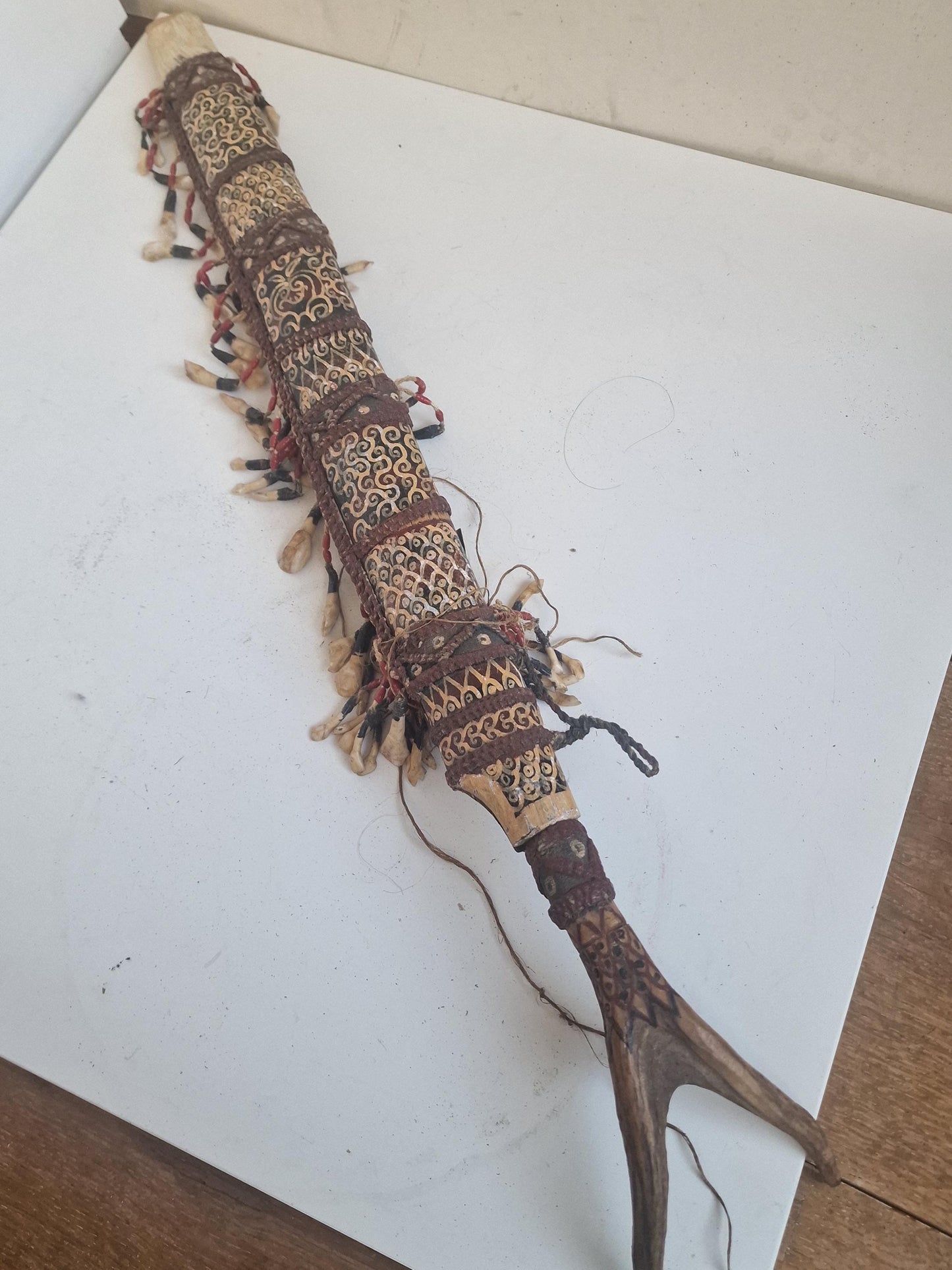 Authentic Dayak Mandau Sword – Borneo Tribal Headhunter Weapon with Real Teeth & Fur