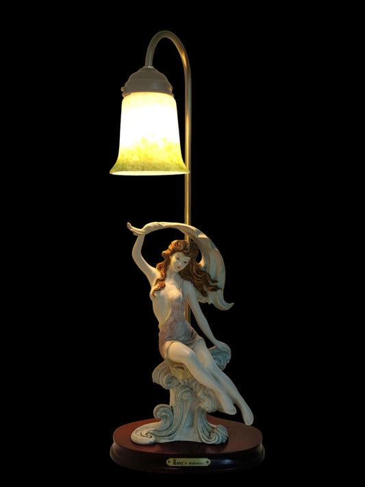 Elegante Gino Crosa, italiaanse ontwerper, collectielamp – art-nouveaustijl dame met vloeiende sjaal, gemarkeerd, vintage tafellamp