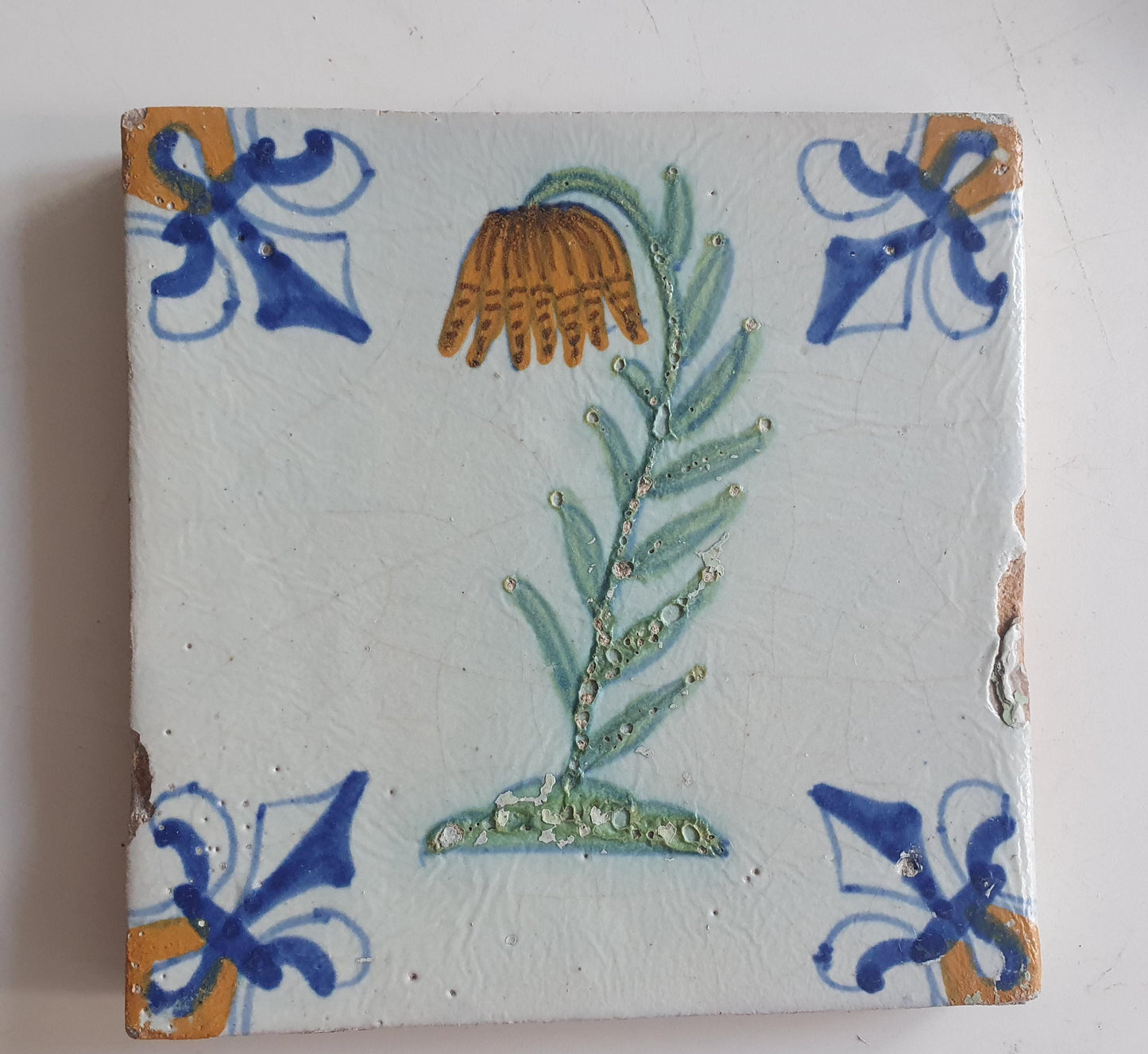 dutch flower  Gouda rare delft polychrome tile, 1620