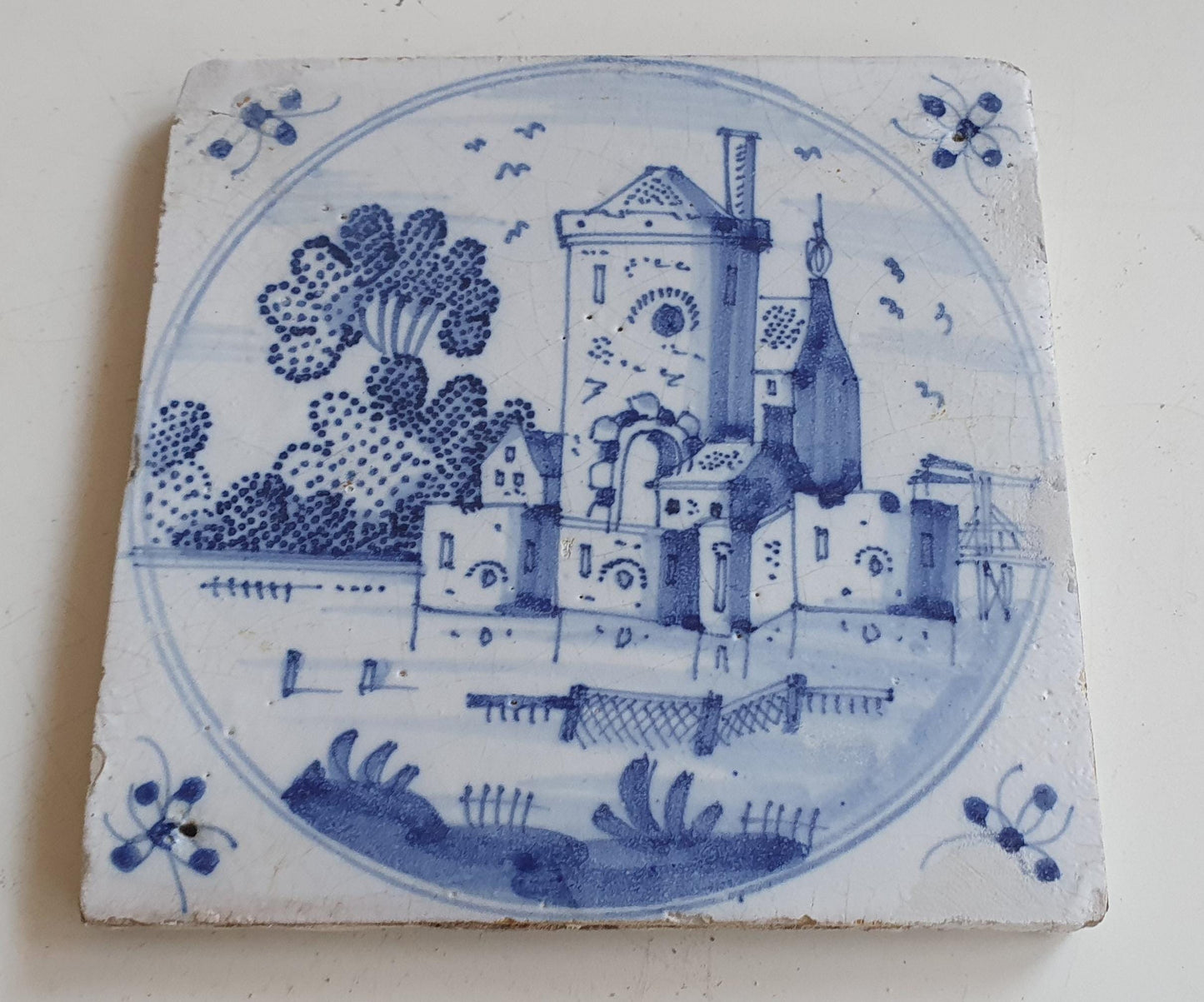 This Delft tile was made around 1670 in the Dutch city of Harlingen.