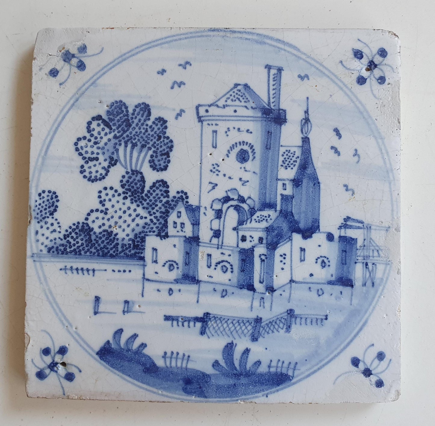 This Delft tile was made around 1670 in the Dutch city of Harlingen.