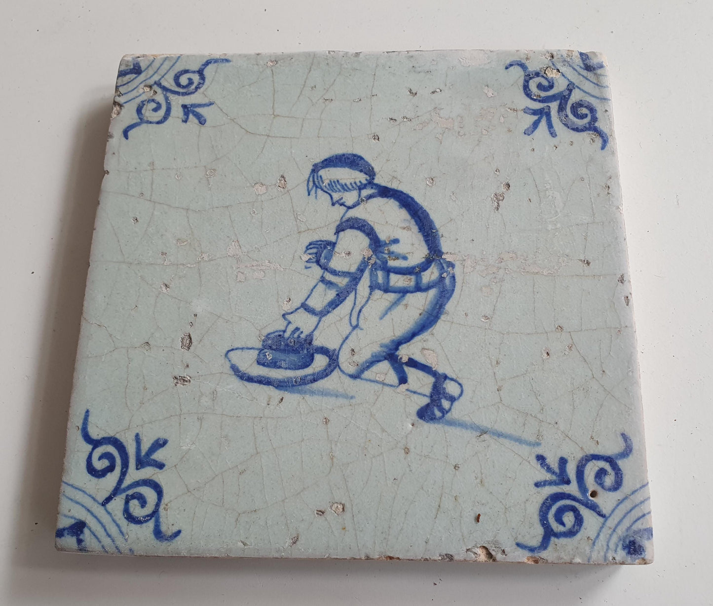 17th Delft tile was  made around 1650 and depicts a  child with a hat