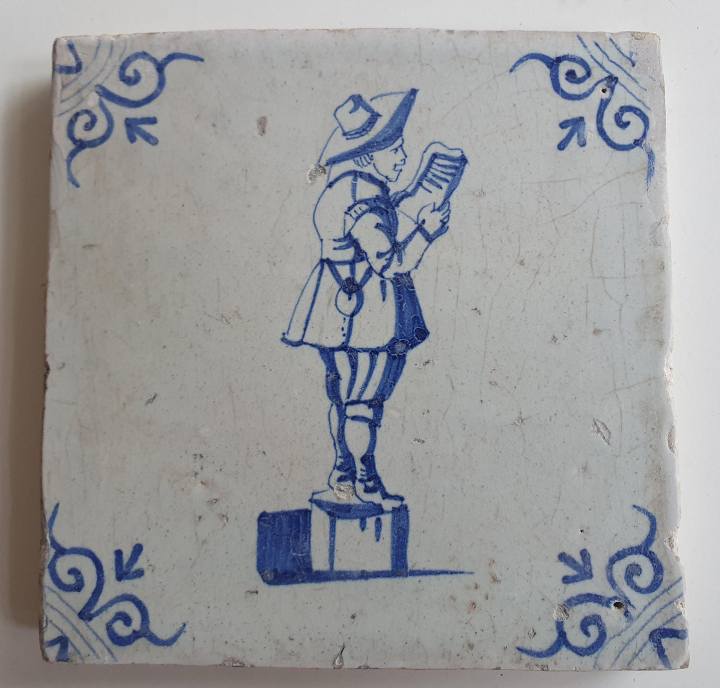 17th Delft tile was  made around 1650 and depicts a town crier