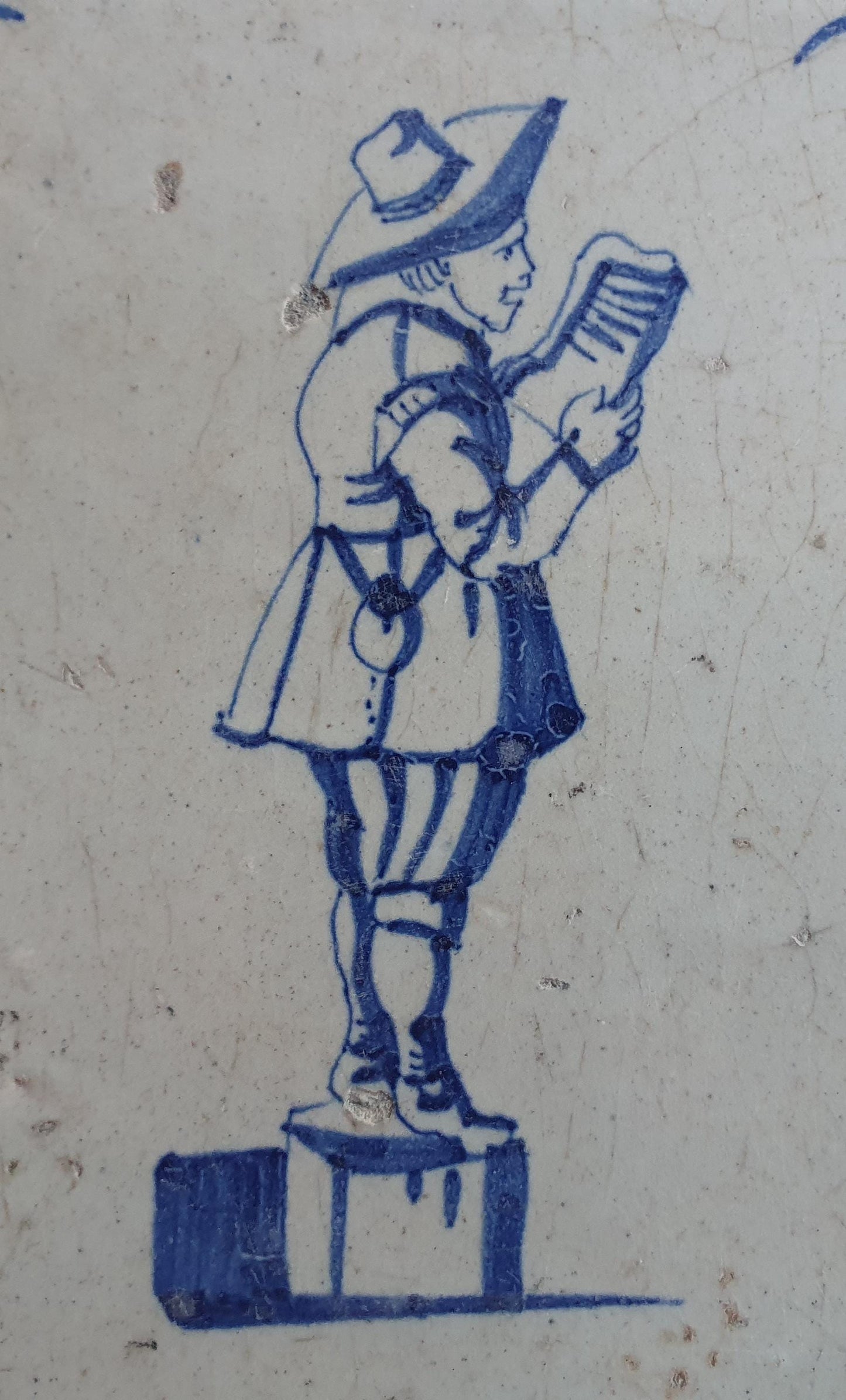 17th Delft tile was  made around 1650 and depicts a town crier