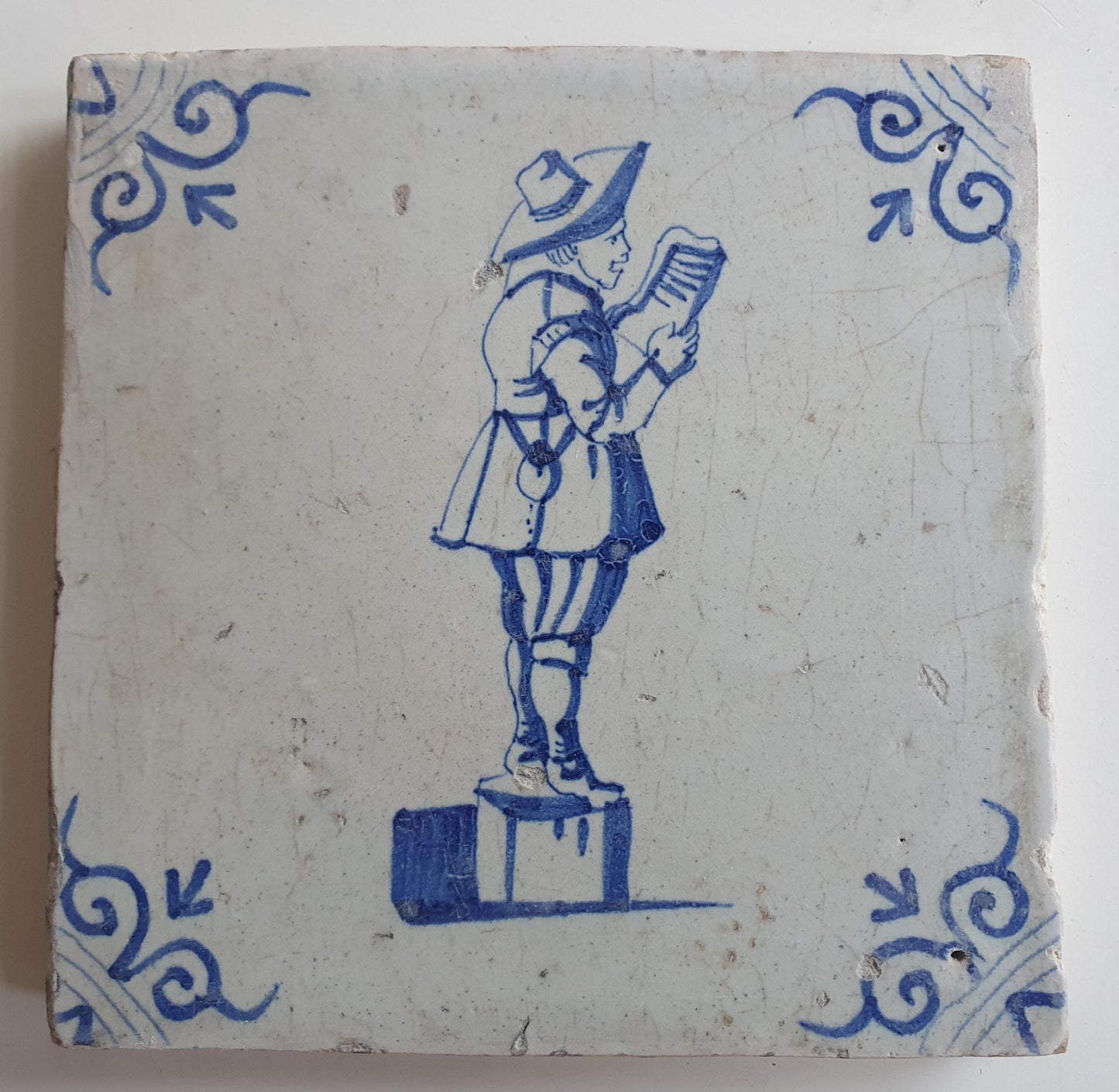 17th Delft tile was  made around 1650 and depicts a town crier