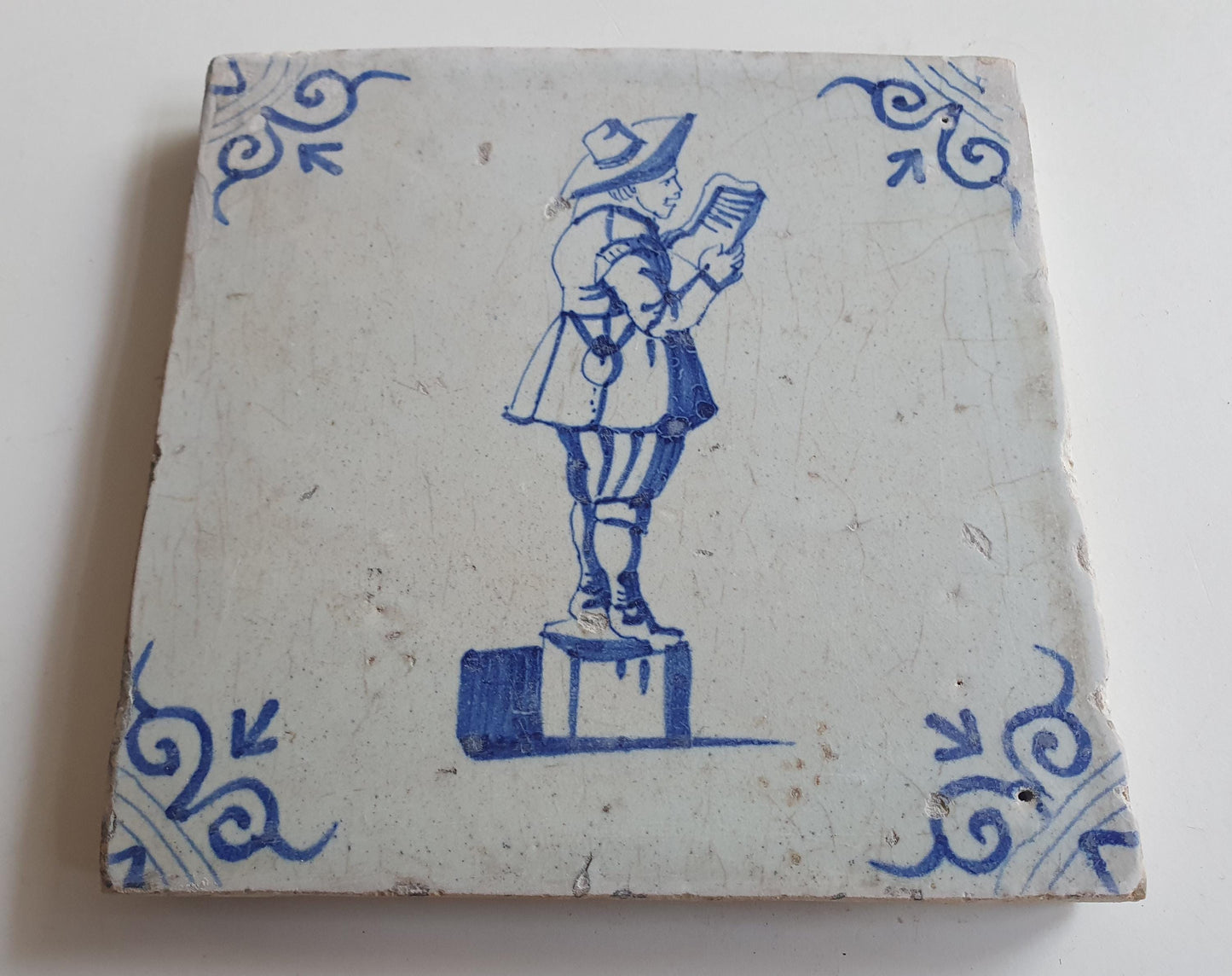 17th Delft tile was  made around 1650 and depicts a town crier