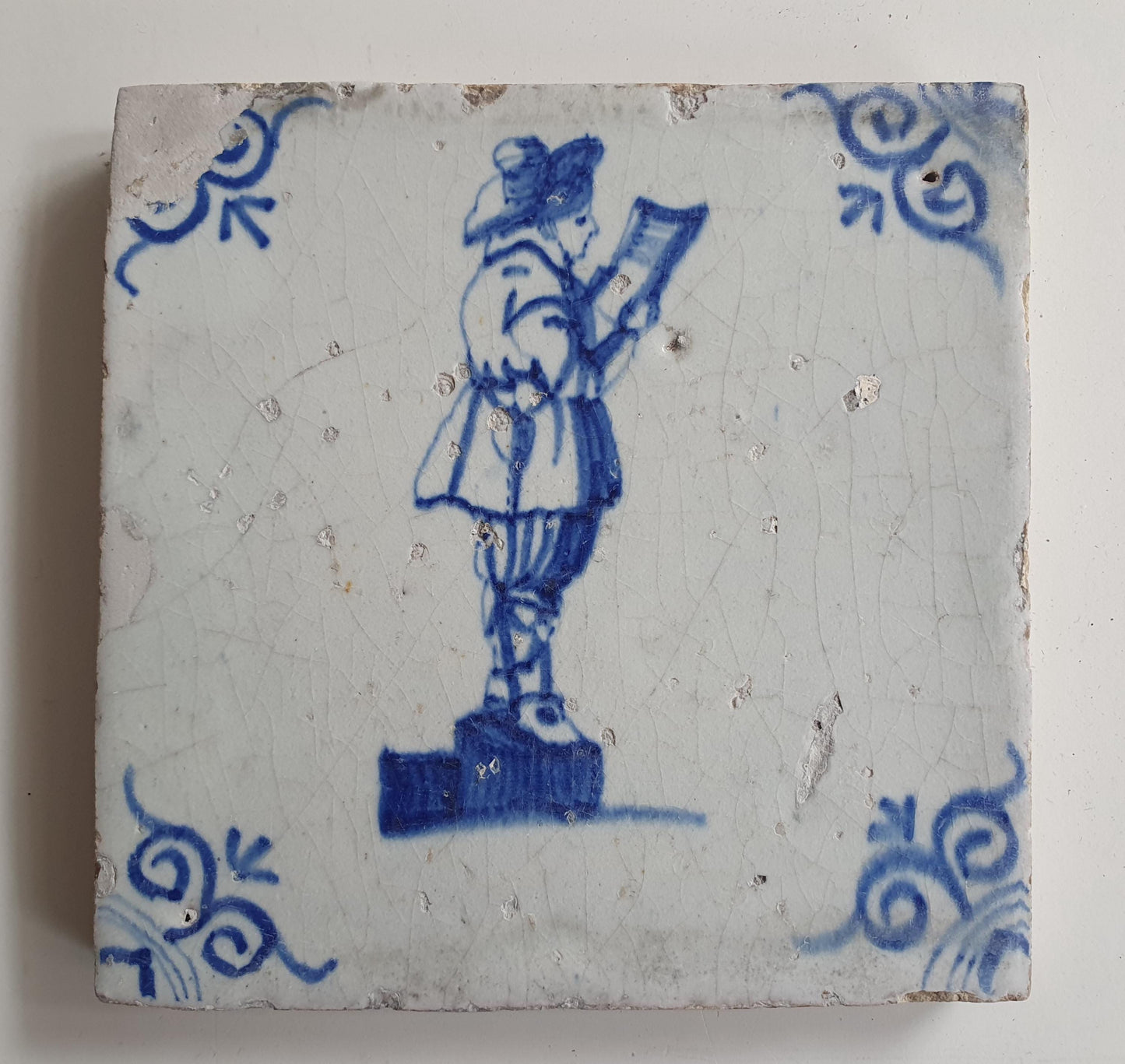 17th Delft tile was  made around 1650 and depicts a town crier