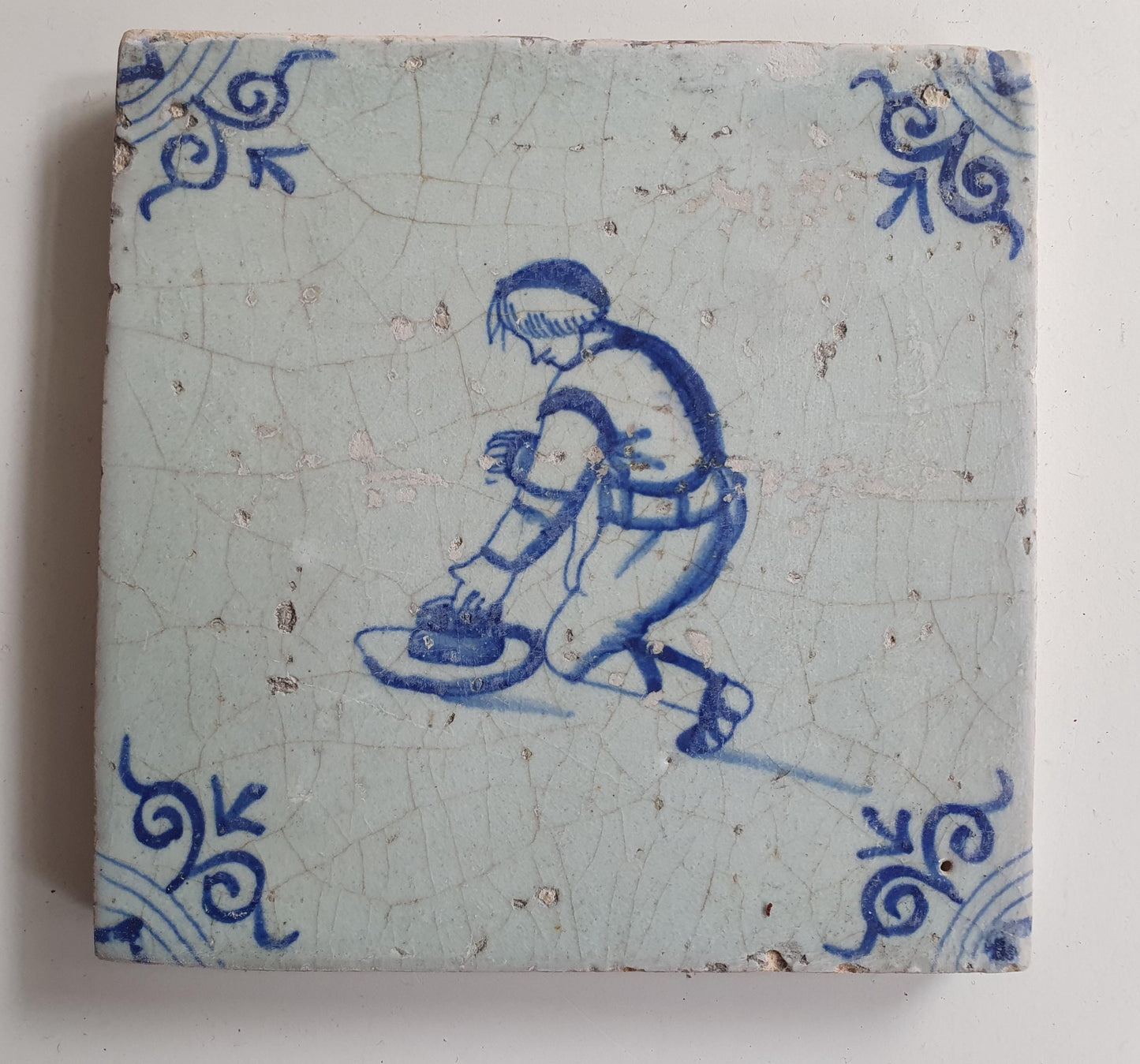 17th Delft tile was  made around 1650 and depicts a  child with a hat