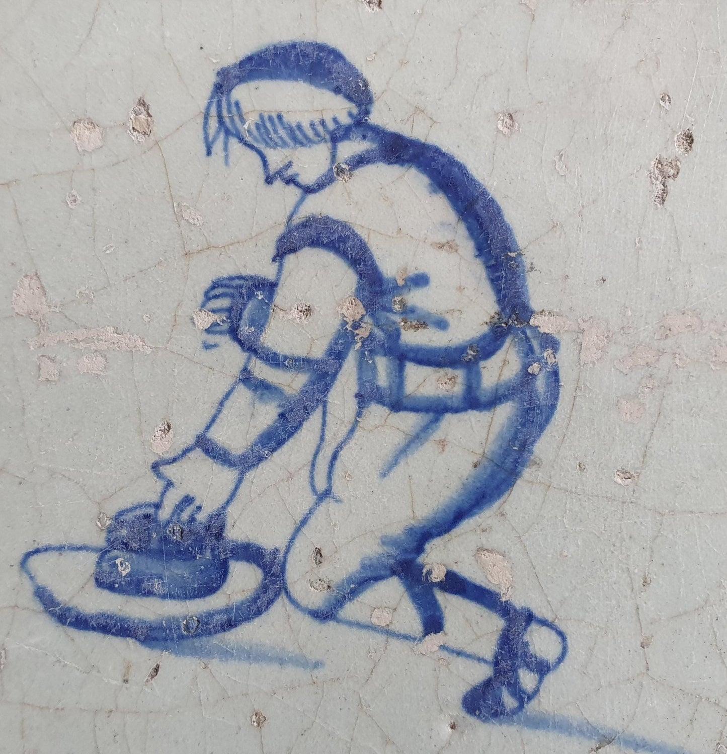 17th Delft tile was  made around 1650 and depicts a  child with a hat