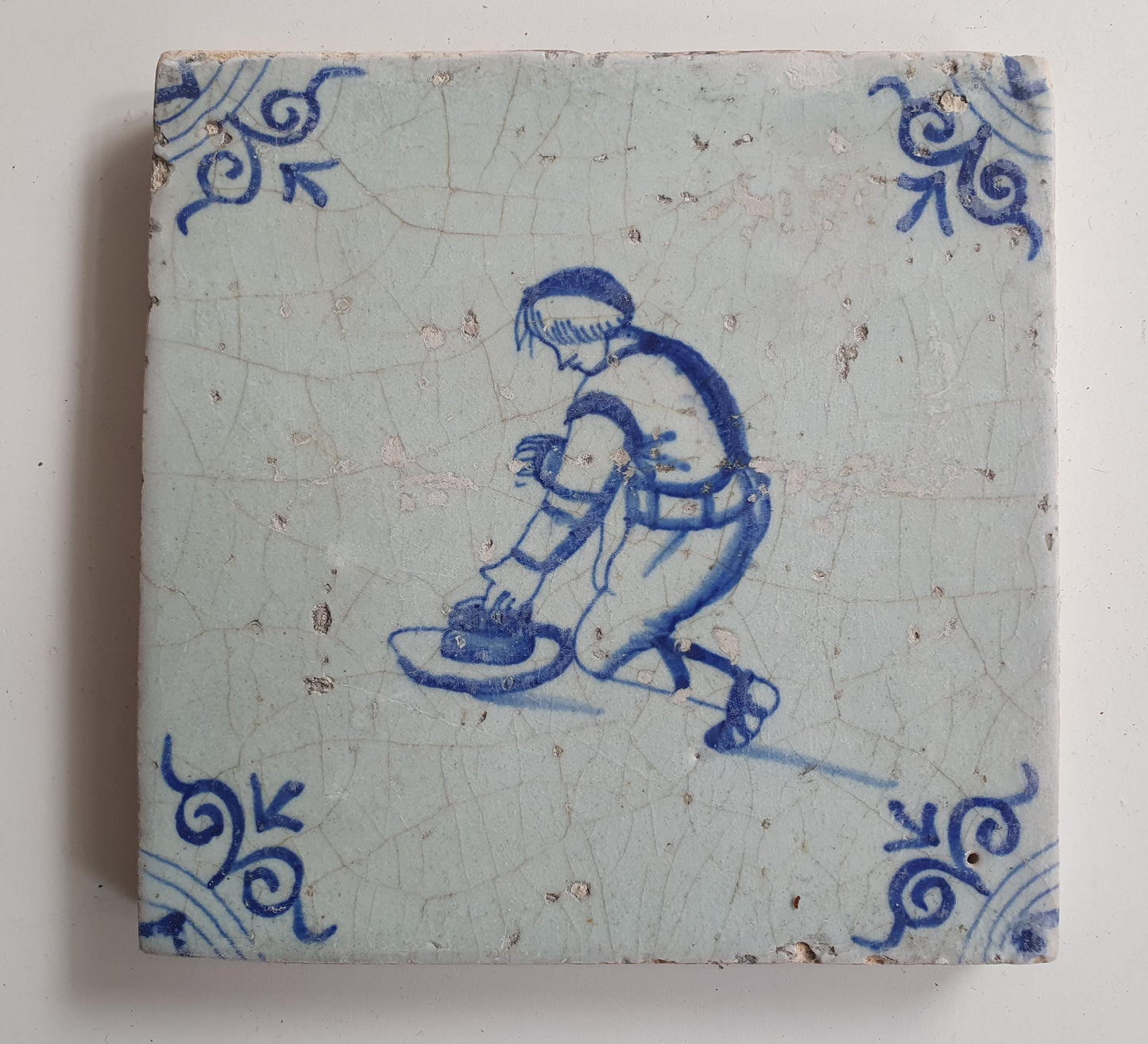 17th Delft tile was  made around 1650 and depicts a  child with a hat