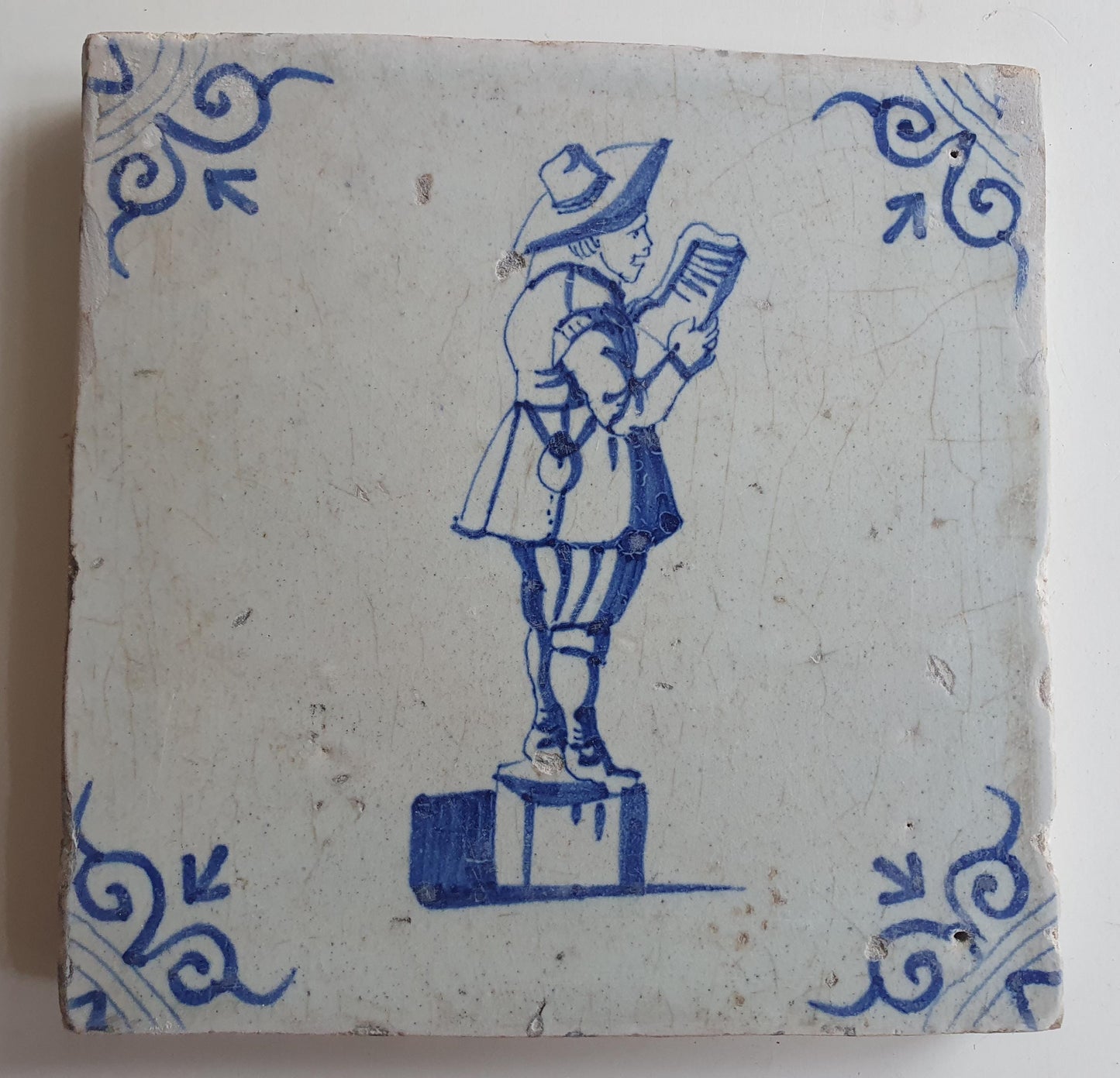 17th Delft tile was  made around 1650 and depicts a town crier