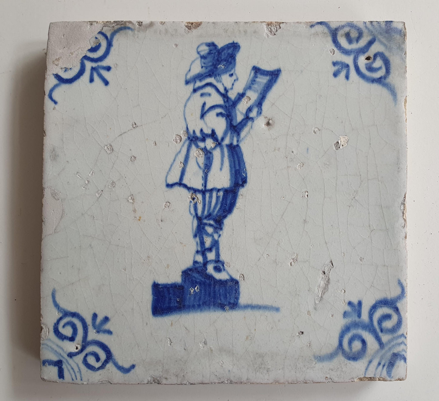 17th Delft tile was  made around 1650 and depicts a town crier