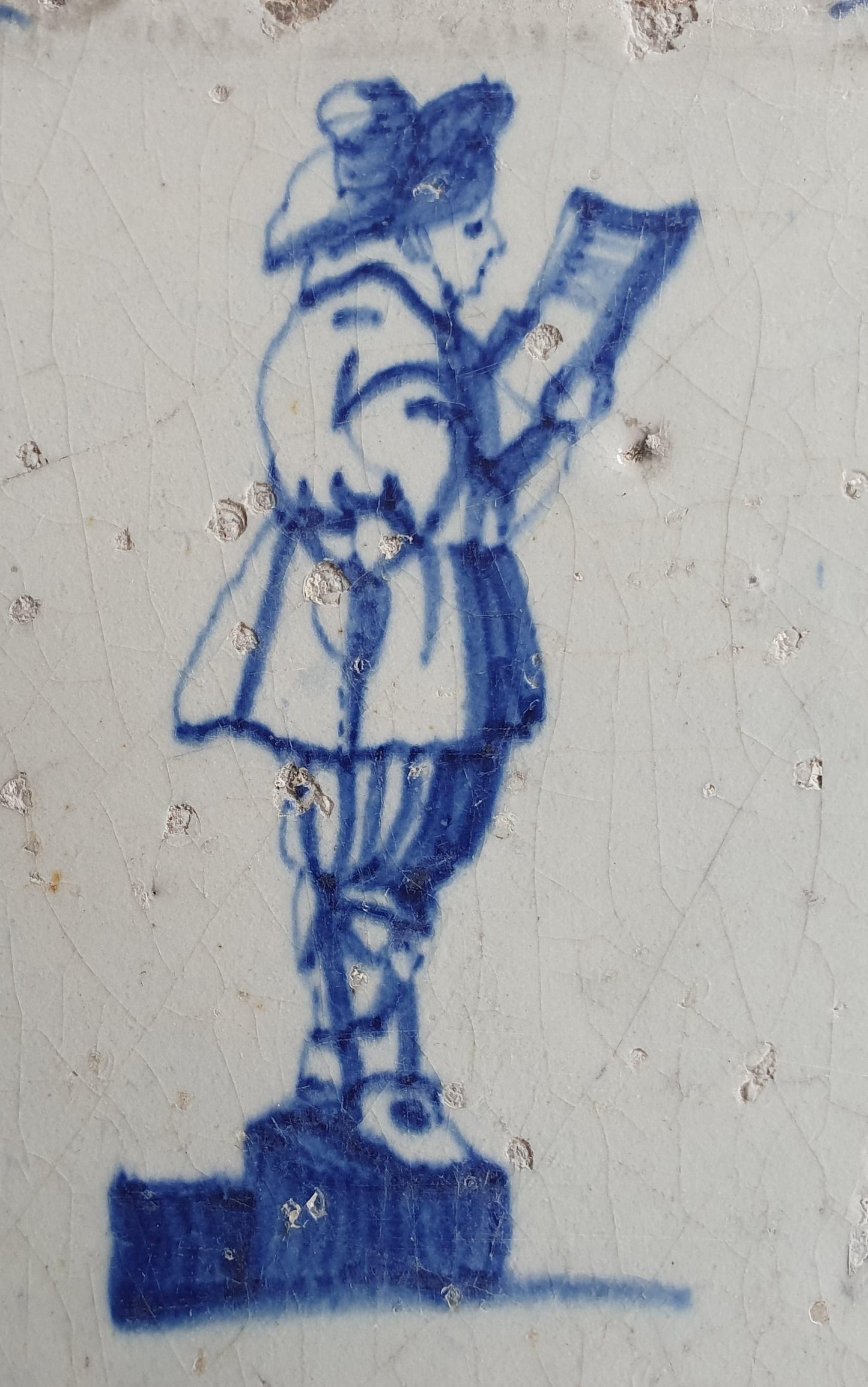 17th Delft tile was  made around 1650 and depicts a town crier