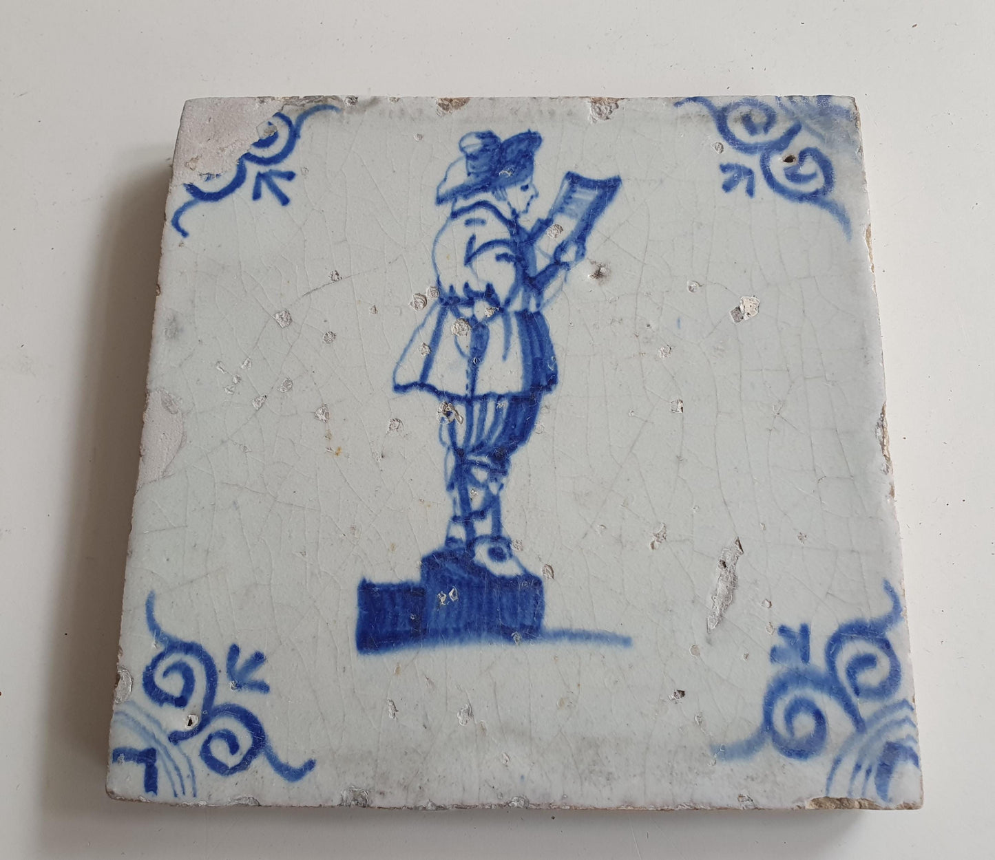 17th Delft tile was  made around 1650 and depicts a town crier