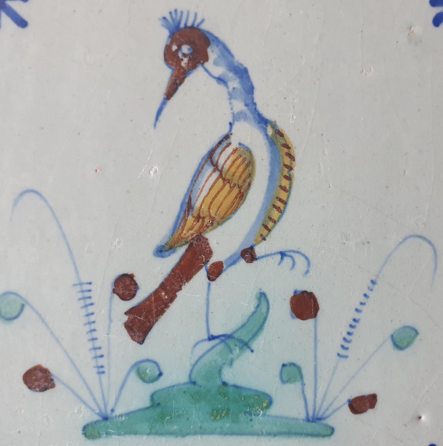 This Delft tile was made aroun 1640 and depicts a Lapwing kind of bird.