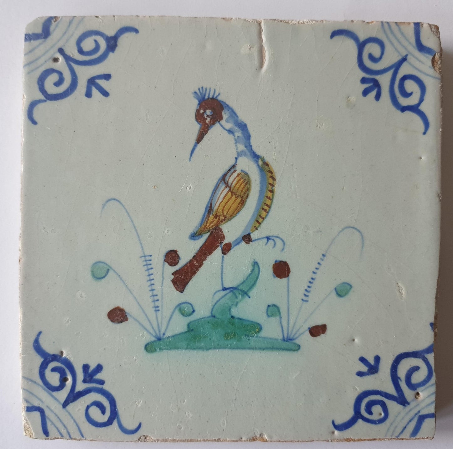 This Delft tile was made aroun 1640 and depicts a Lapwing kind of bird.