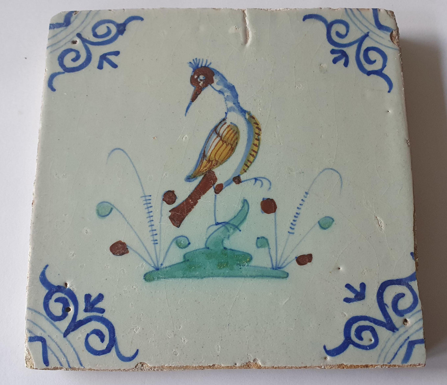 This Delft tile was made aroun 1640 and depicts a Lapwing kind of bird.